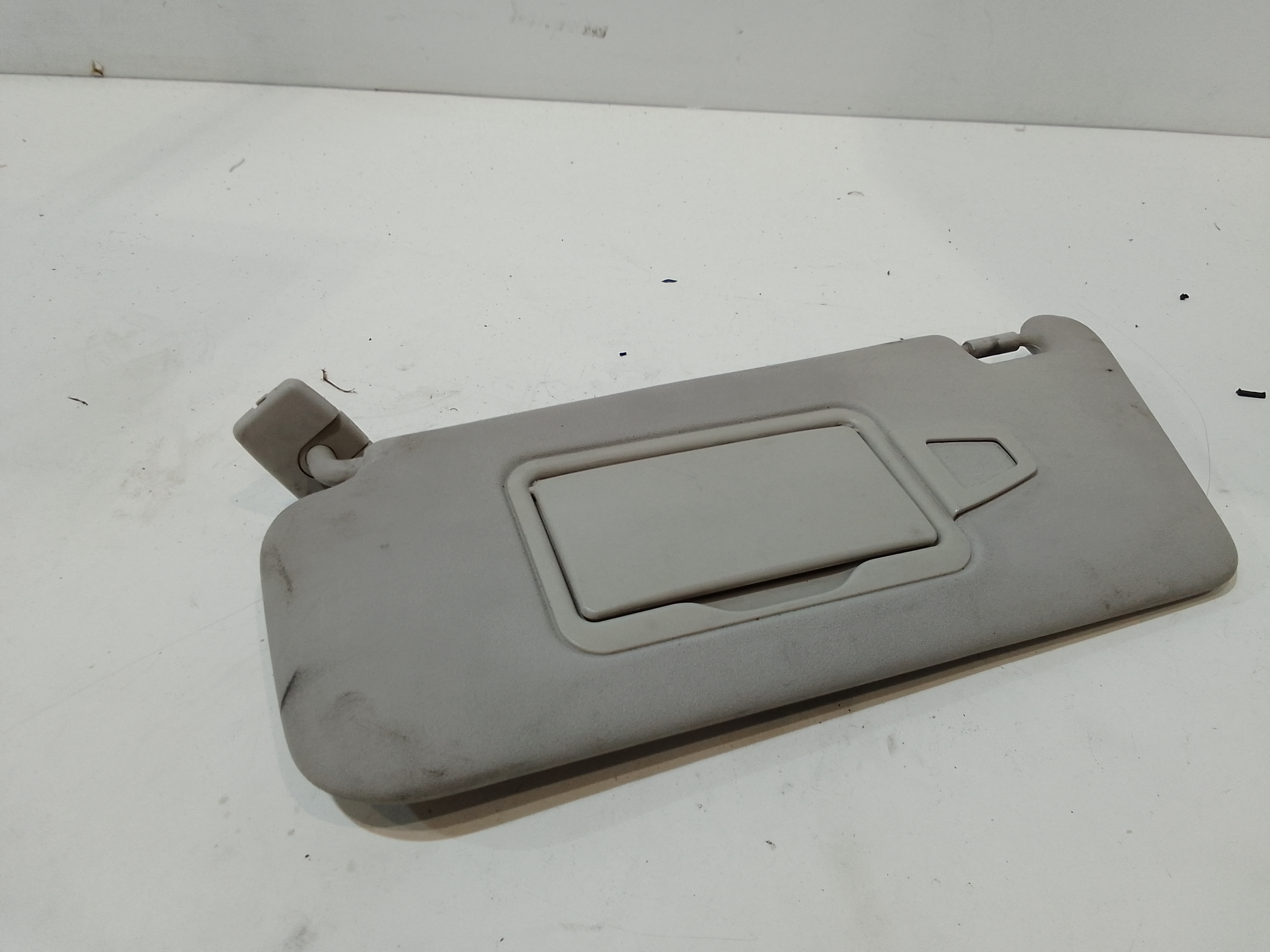 Aletta Parasole Parabrezza Sinistro A16981001107H48 Usato