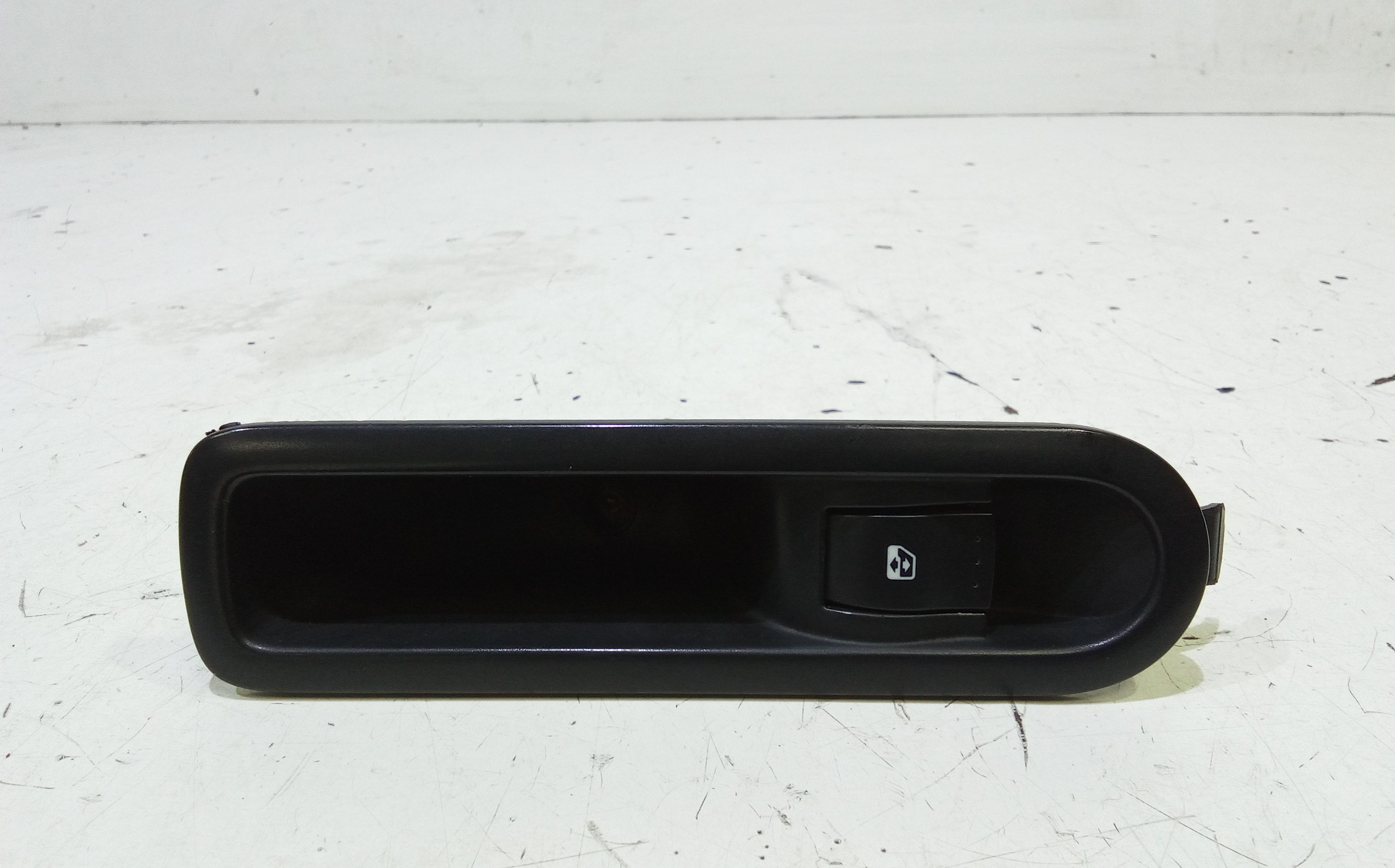 Interruttore Alzacristalli Porta Post. Destro 8200220507 Usato