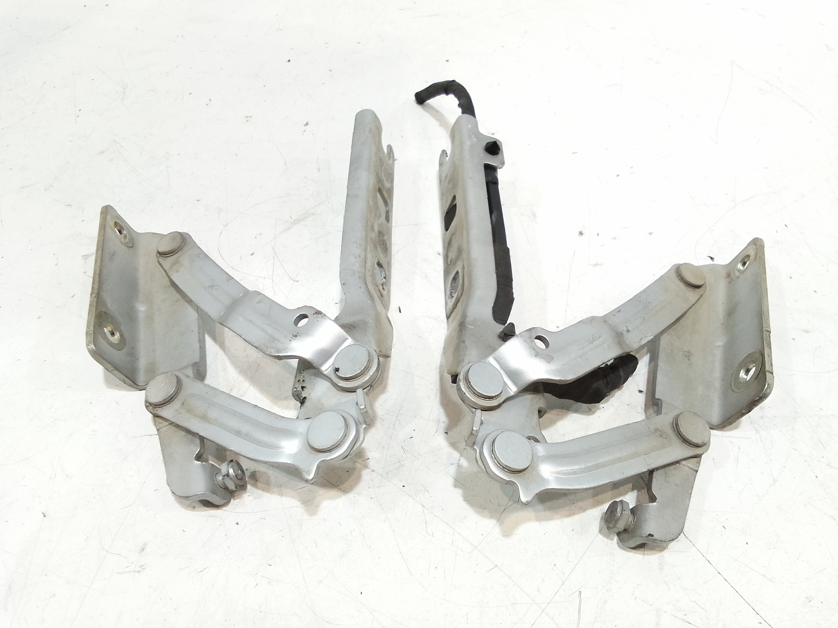 Cerniera Cofano Ant. Sinistro 1KM823301 Usato