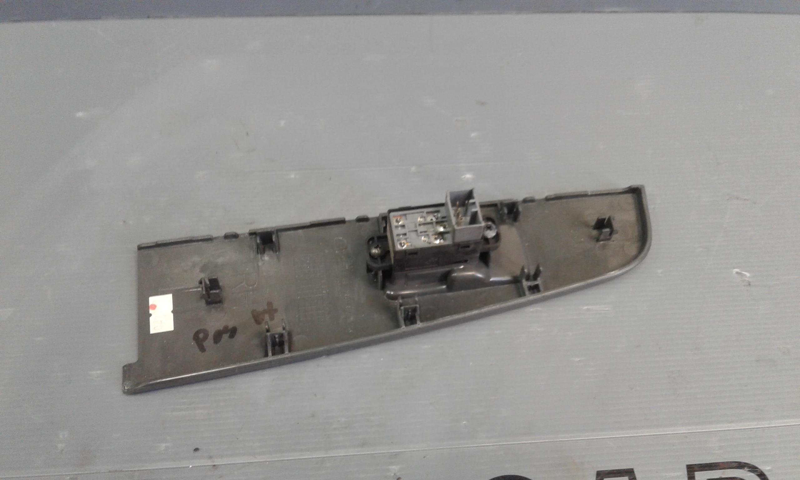 Interruttore Alzacristalli Porta Post. Destro 8584009000HCC Usato