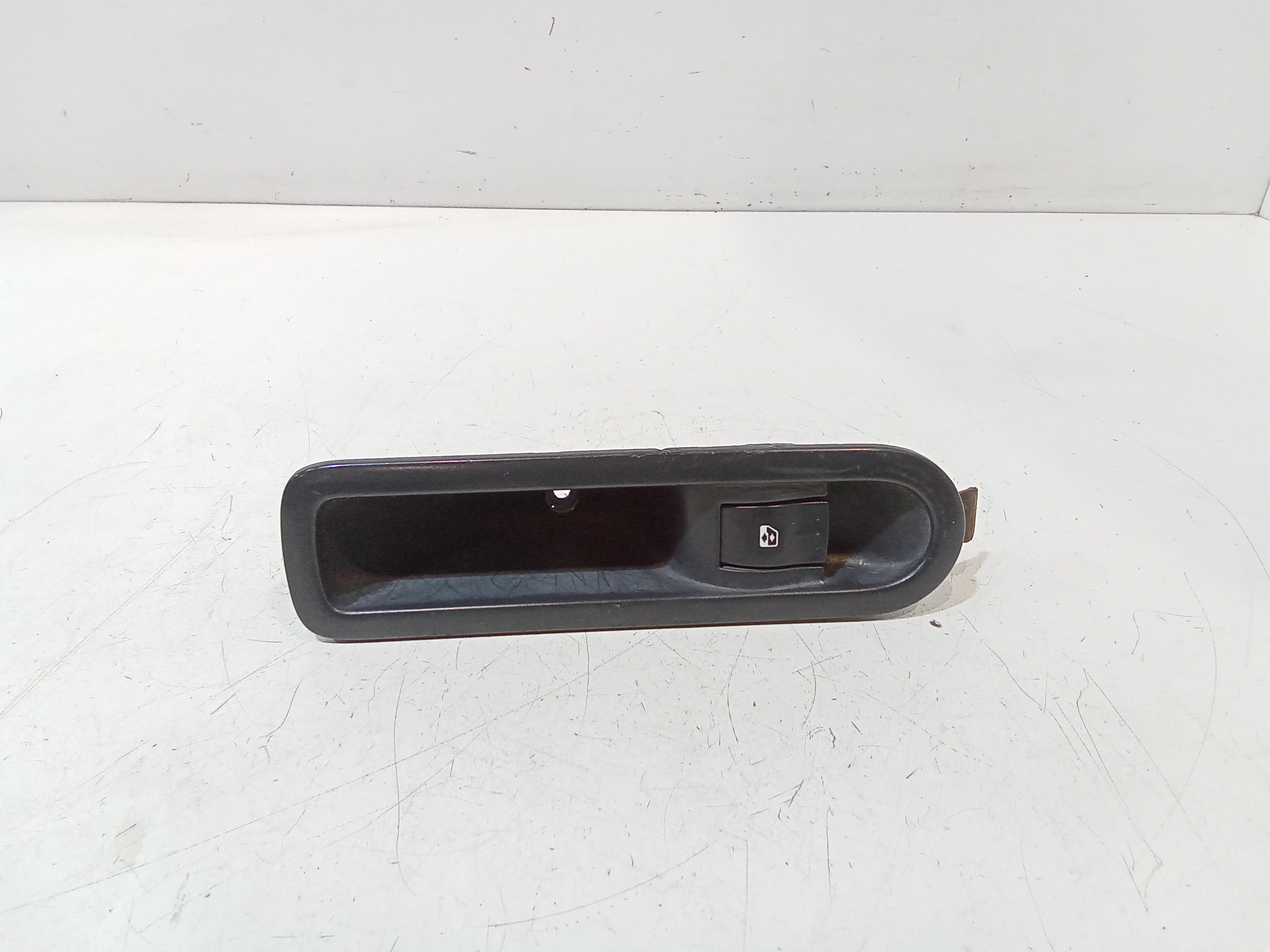 Interruttore Alzacristalli Porta Ant. Destro 8200220511 Usato