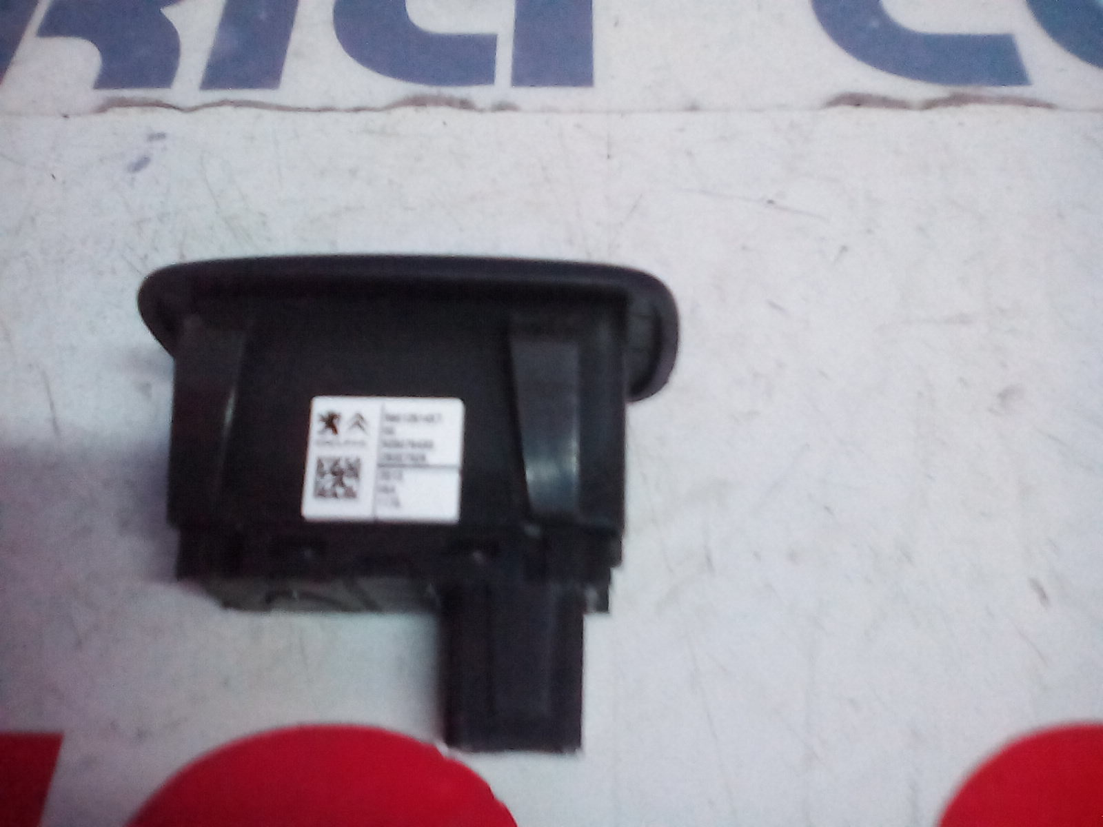 Interruttore Alzacristalli Porta Post. Destro 98012514XT Usato