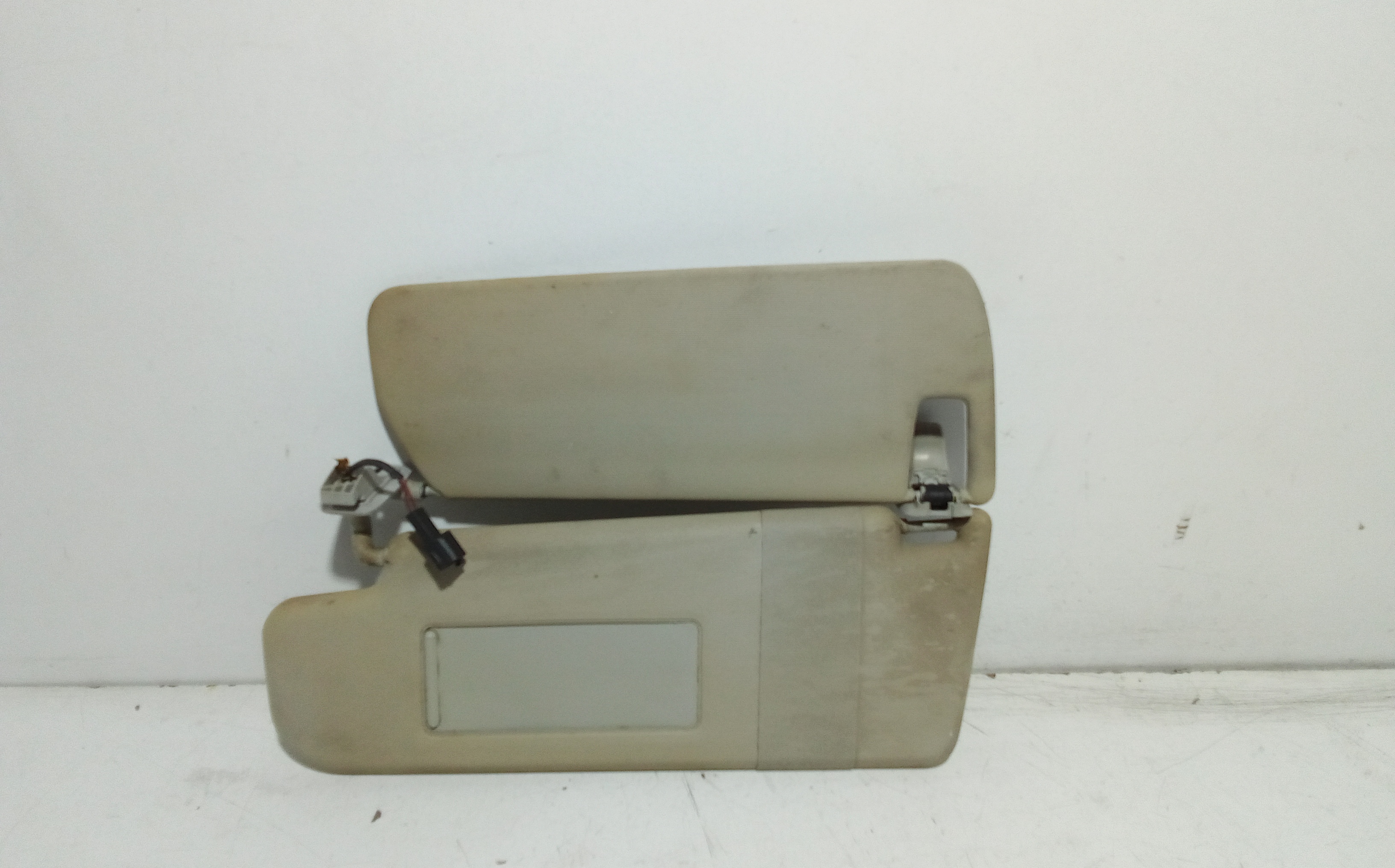 Aletta Parasole Parabrezza Sinistro 1K0857551N2F4 Usato