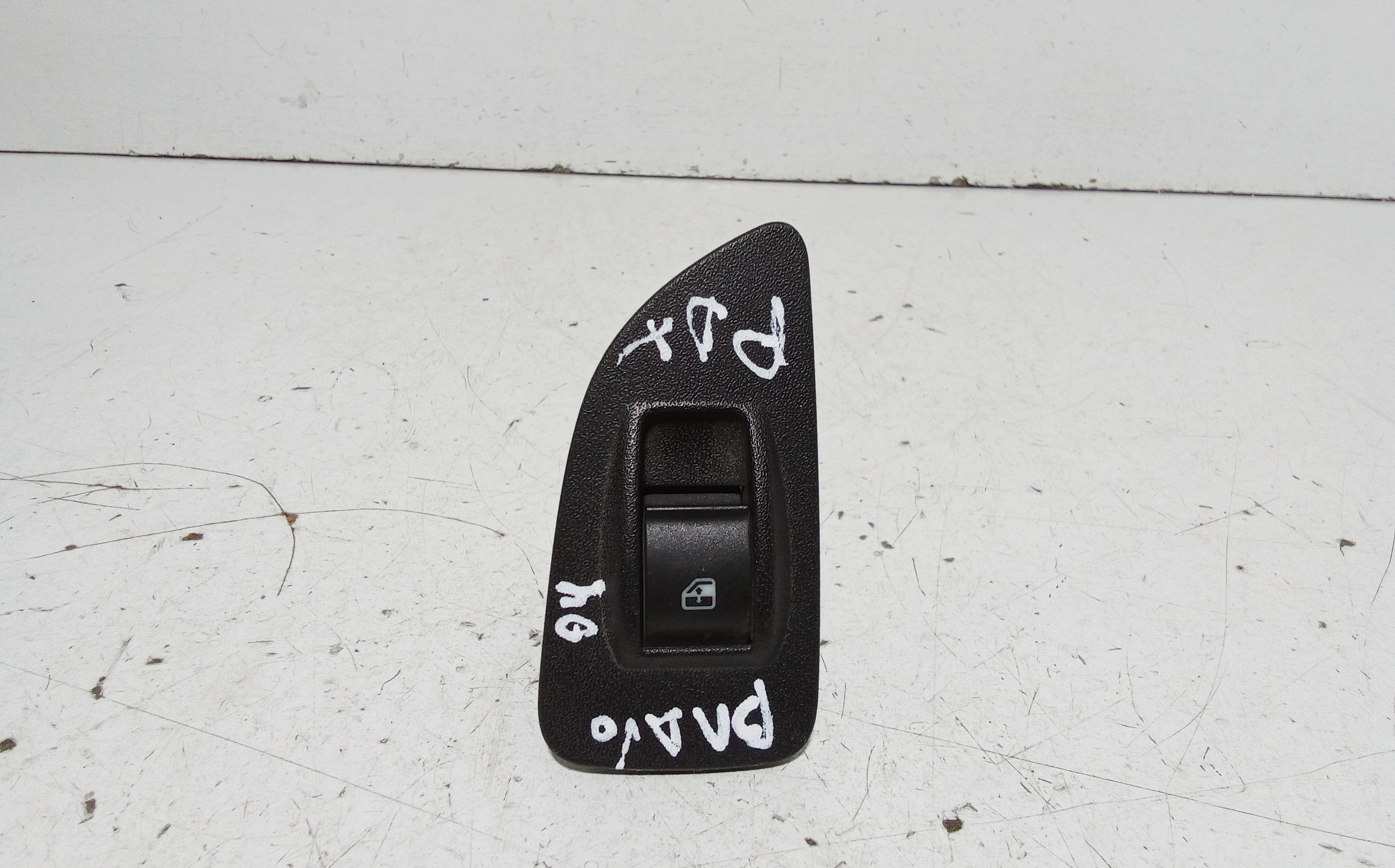 Interruttore Alzacristalli Porta Post. Destro 735441029 Usato