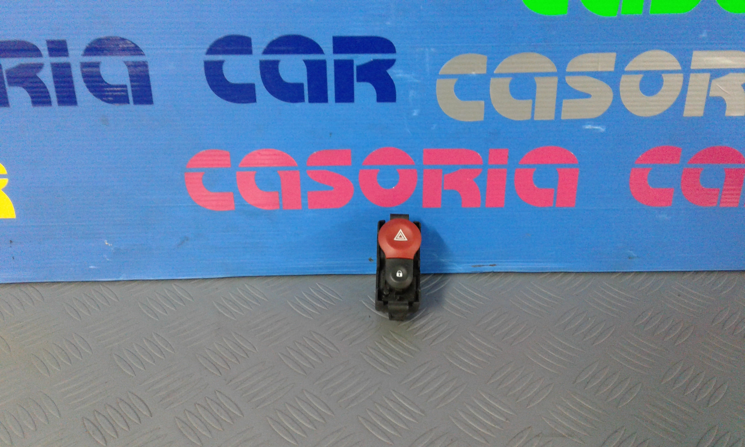 Interruttore Luci Emergenza 252105246R Usato