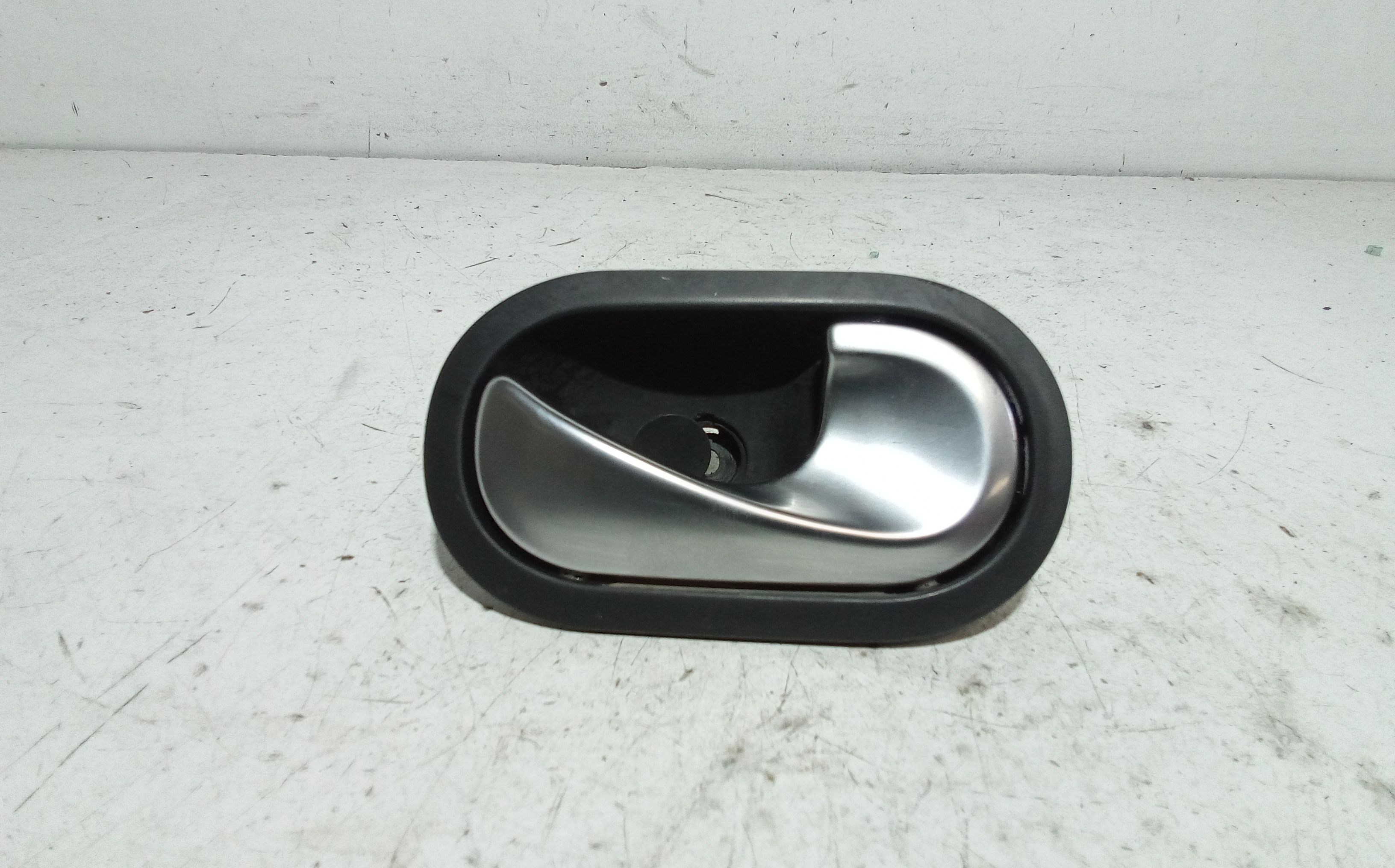 Maniglia Int. Apertura Porta Ant. Sinistro 8200028487 Usato