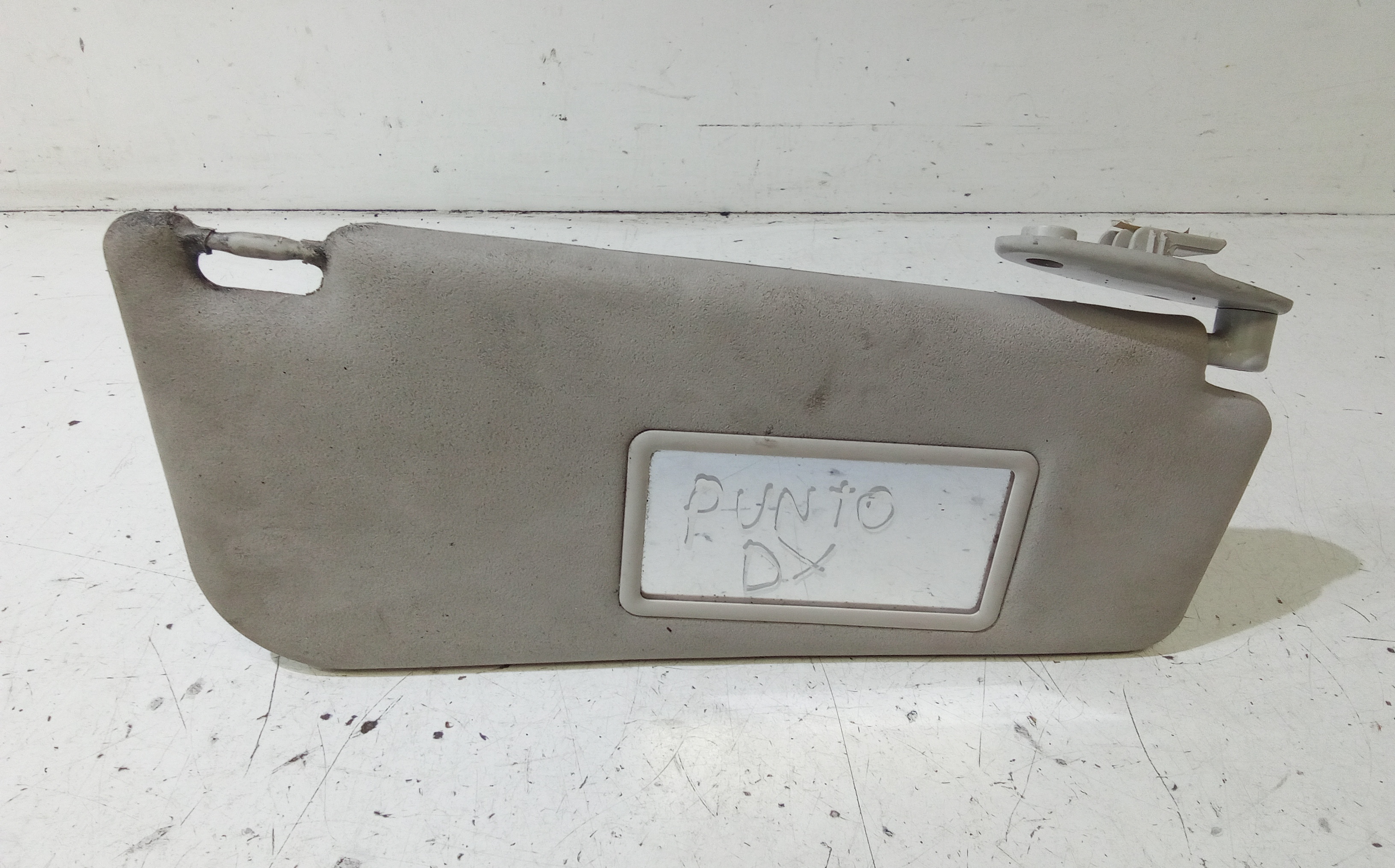 Aletta Parasole Parabrezza Destro 735367821 Usato