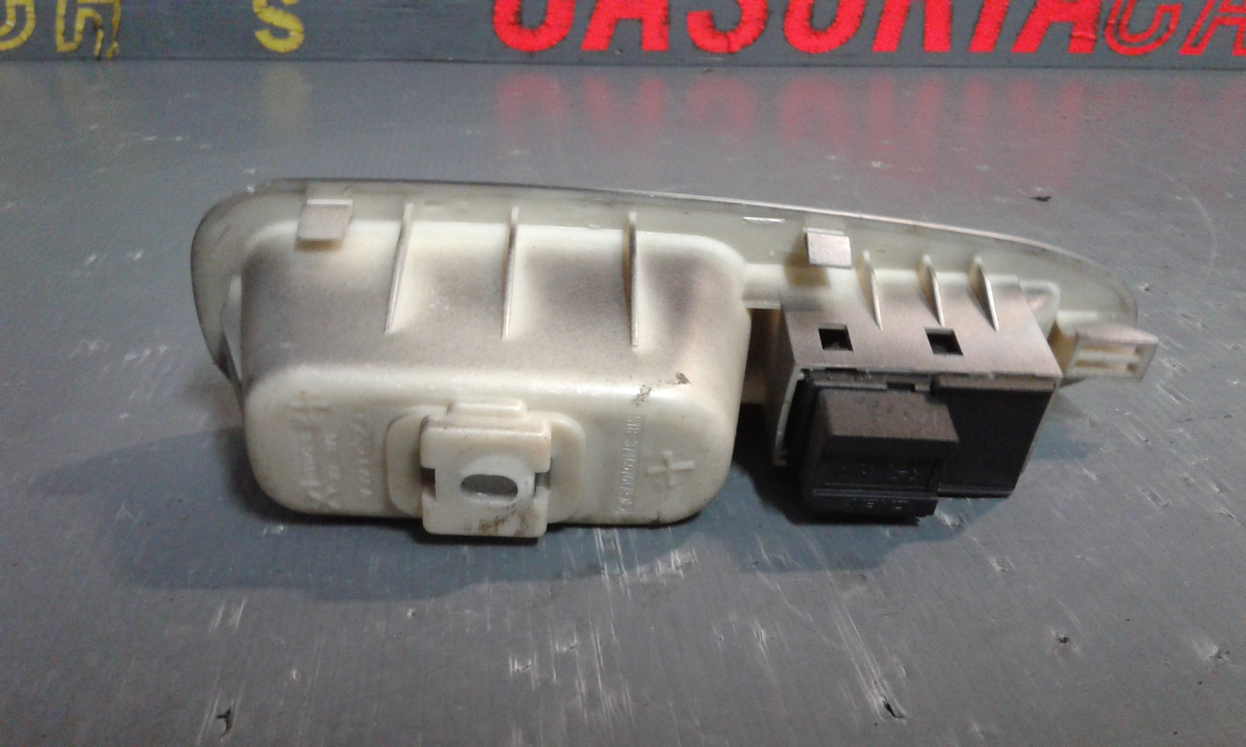 Interruttore Alzacristalli Porta Post. Destro 734030037 Usato