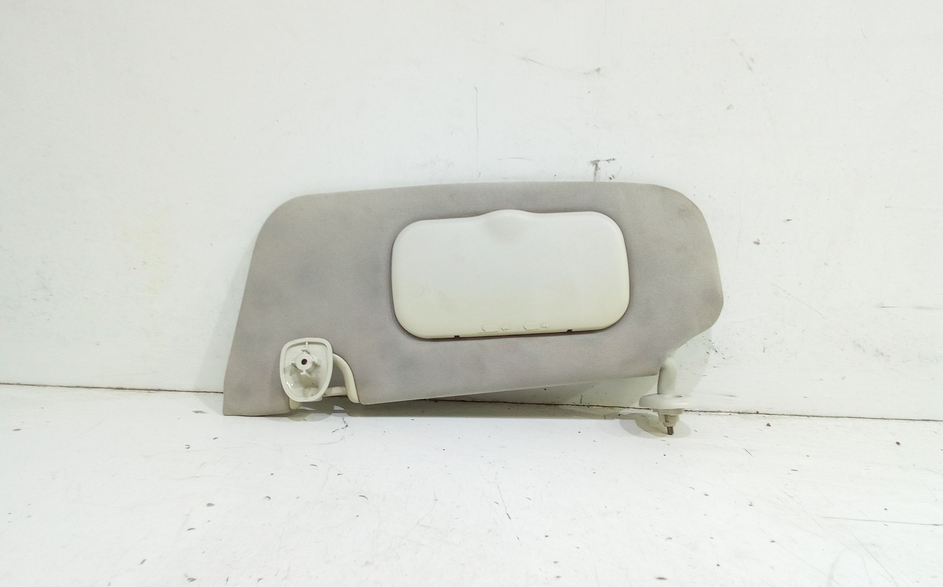 Aletta Parasole Parabrezza Sinistro K0YD99DW1AB Usato