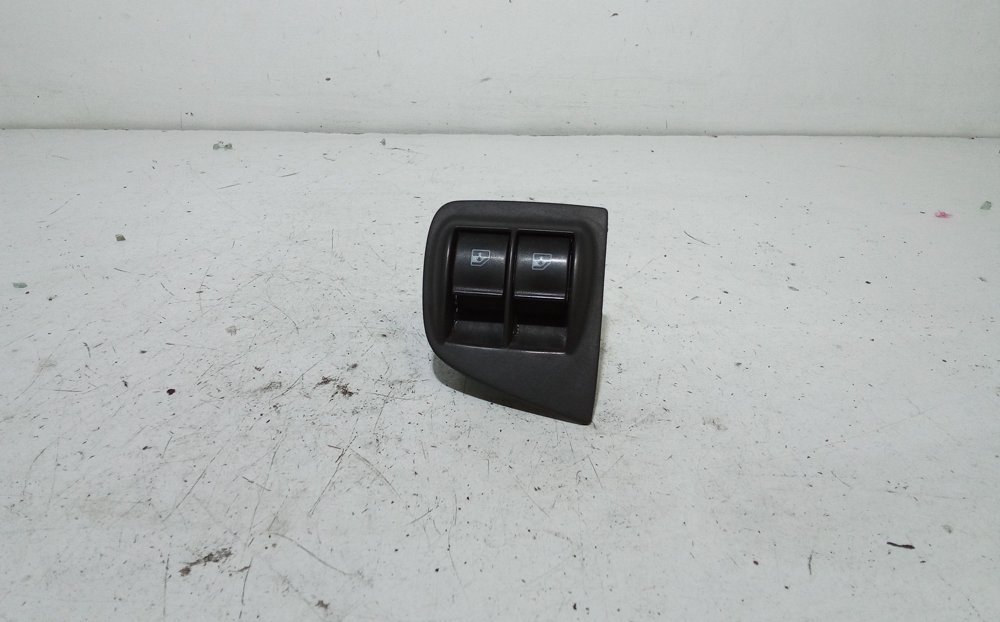Interruttore Alzacristalli Porta Ant. Sinistro 735417033 Usato