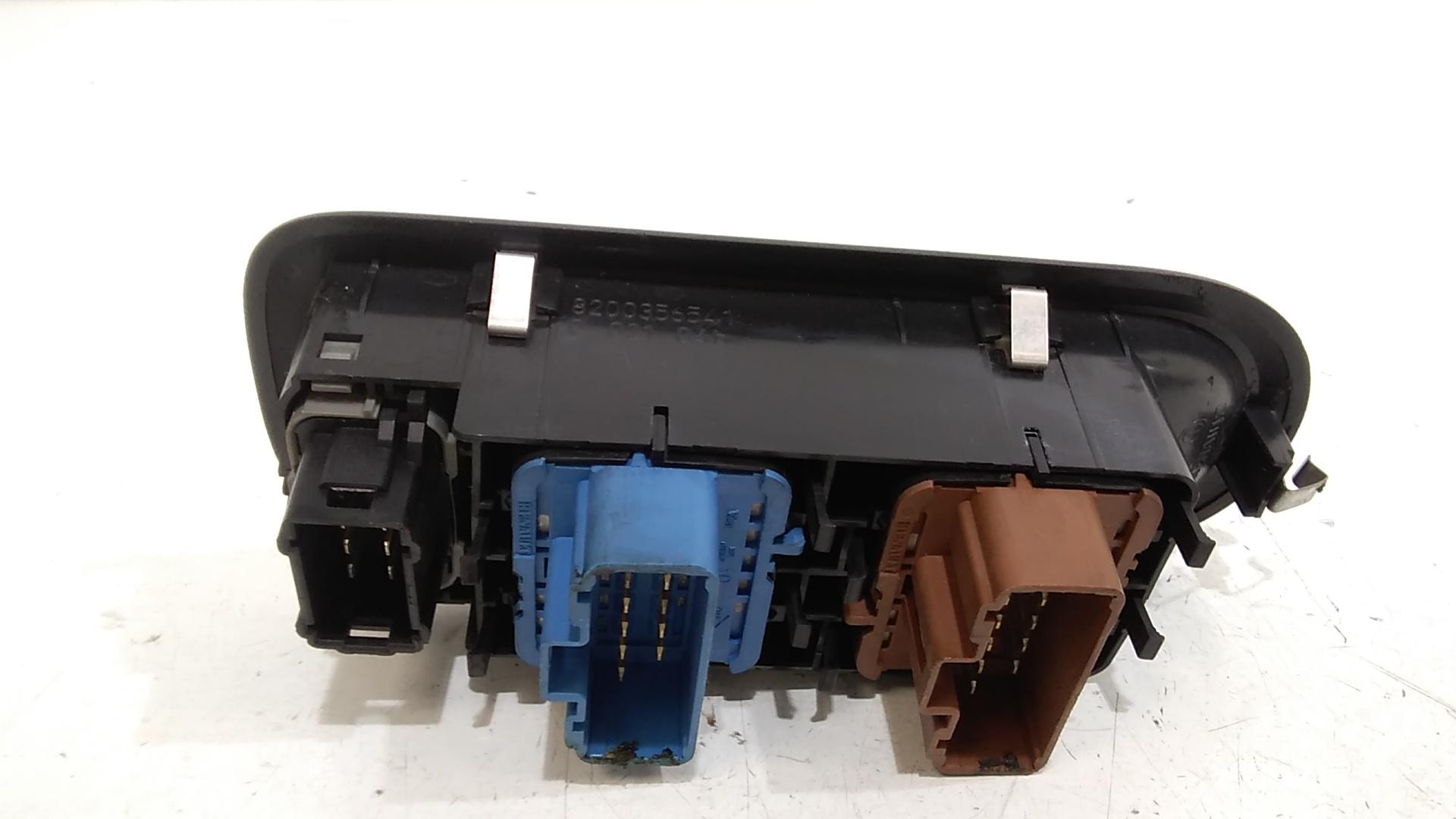 Interruttore Alzacristalli Porta Ant. Sinistro 8200214939 Usato