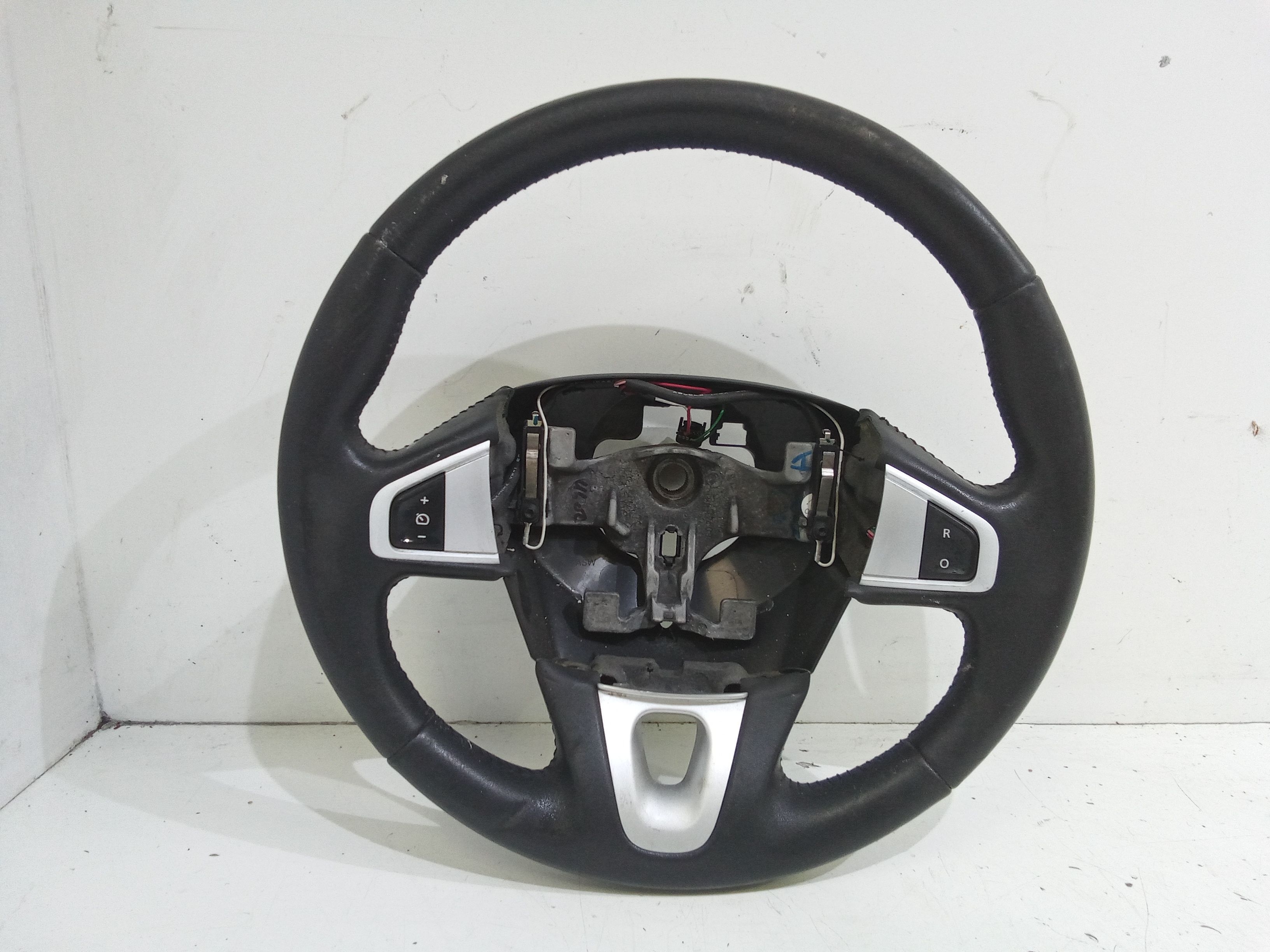 Volante 484002390R Usato