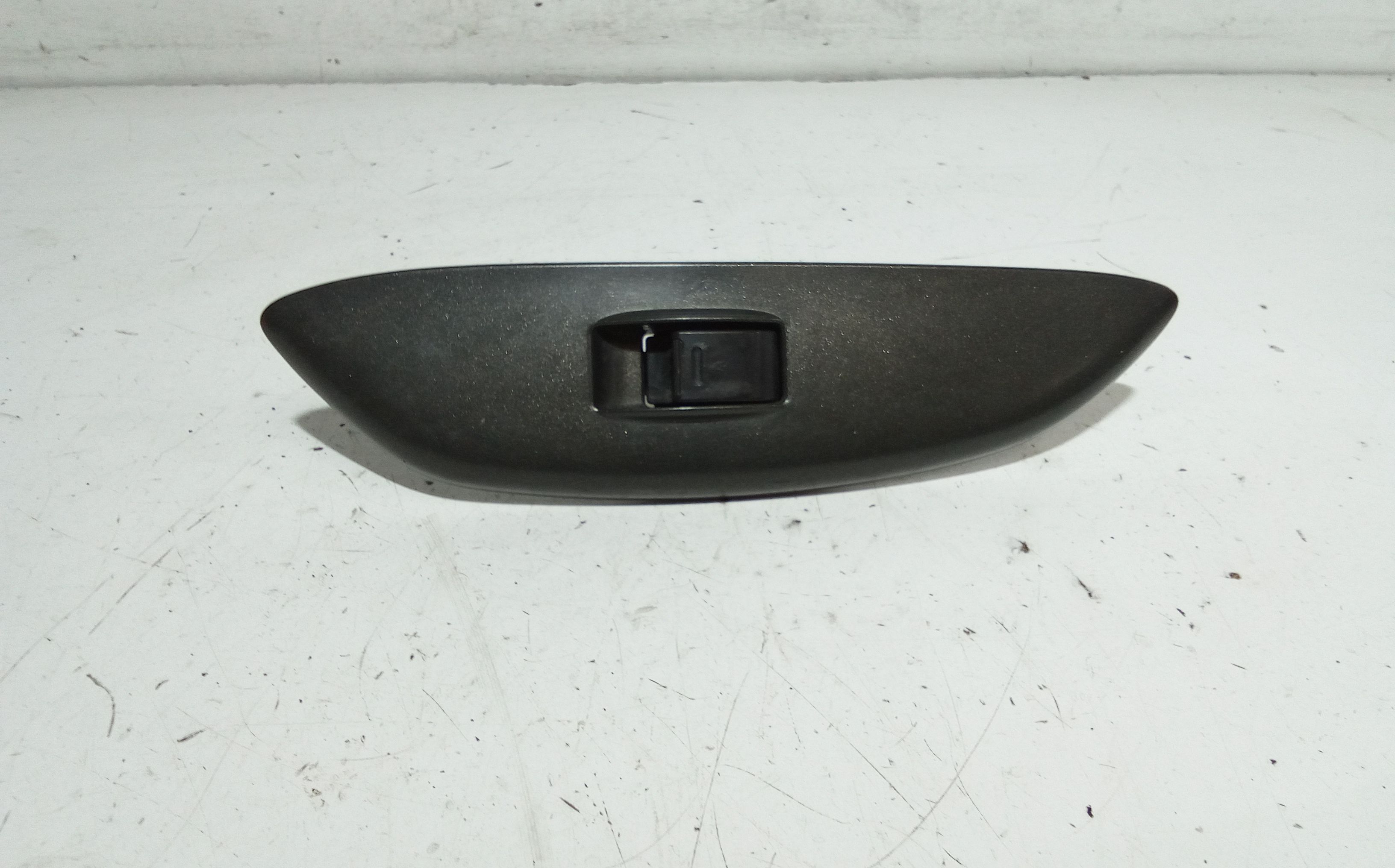 Interruttore Alzacristalli Porta Ant. Destro 8481012080 Usato