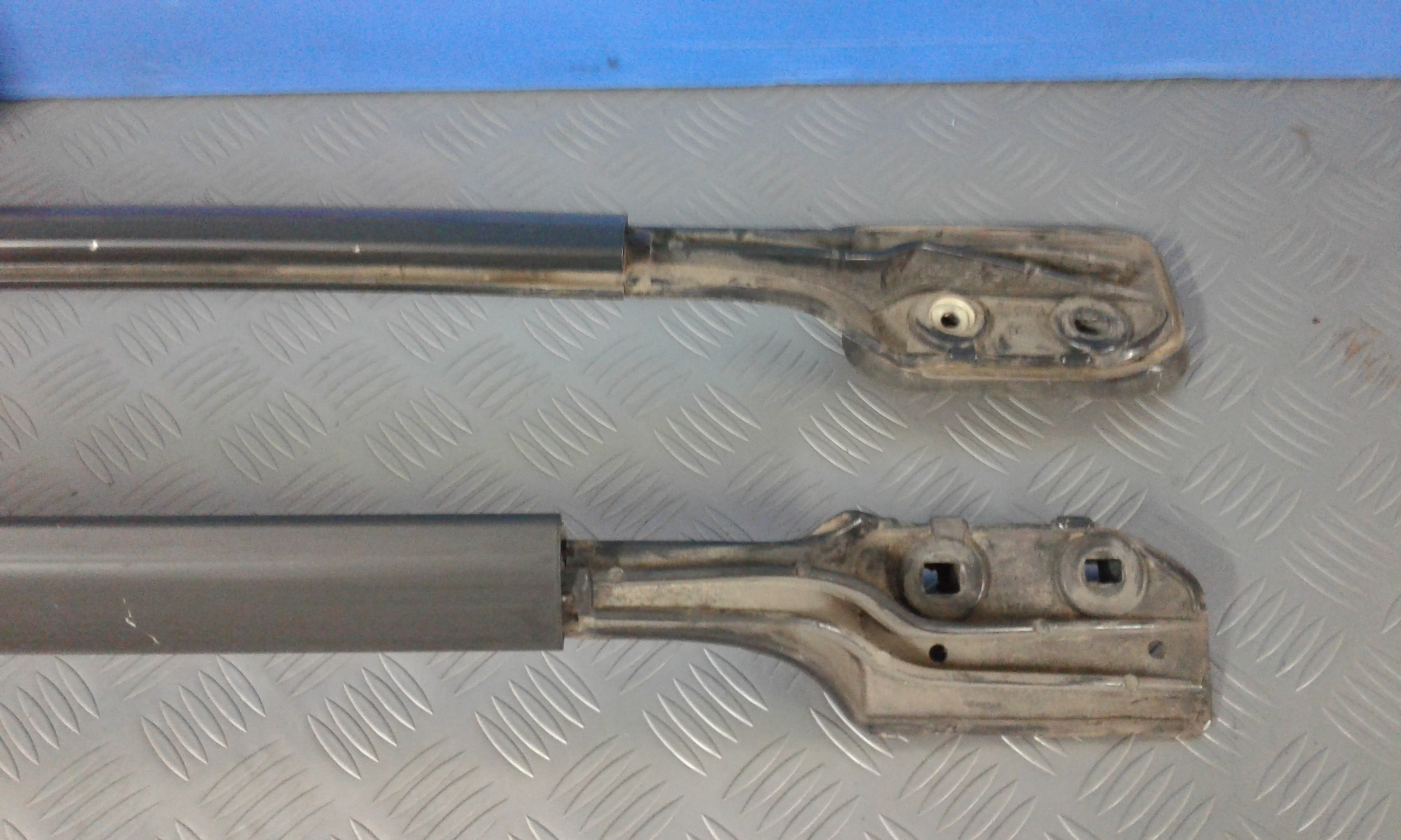 Barre Portatutto Per Mancorrente Tetto Destro + Barre Portatutto Per Mancorrente Tetto Sinistro Usato