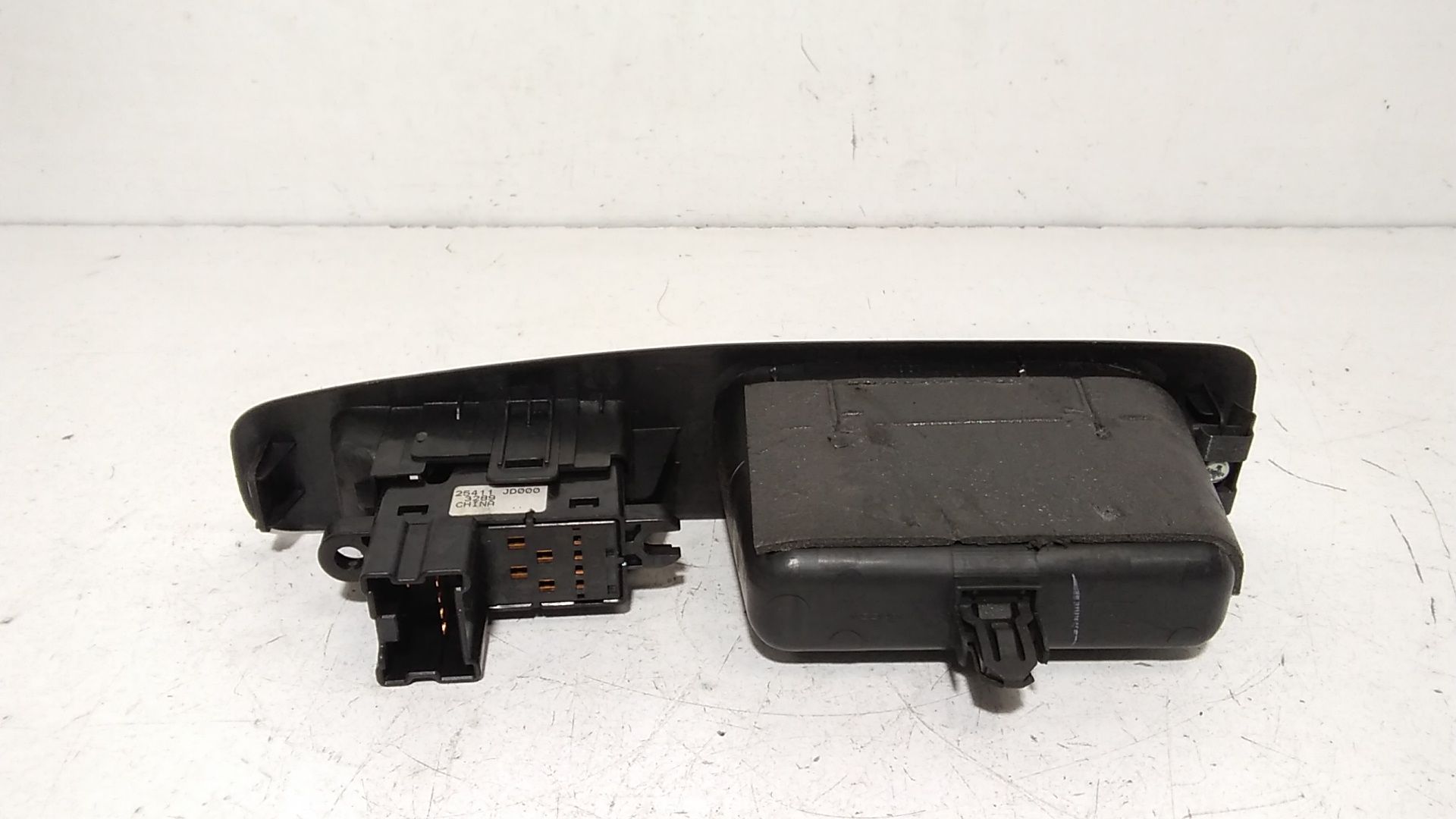 Interruttore Alzacristalli Porta Post. Destro 25411BR00A Usato