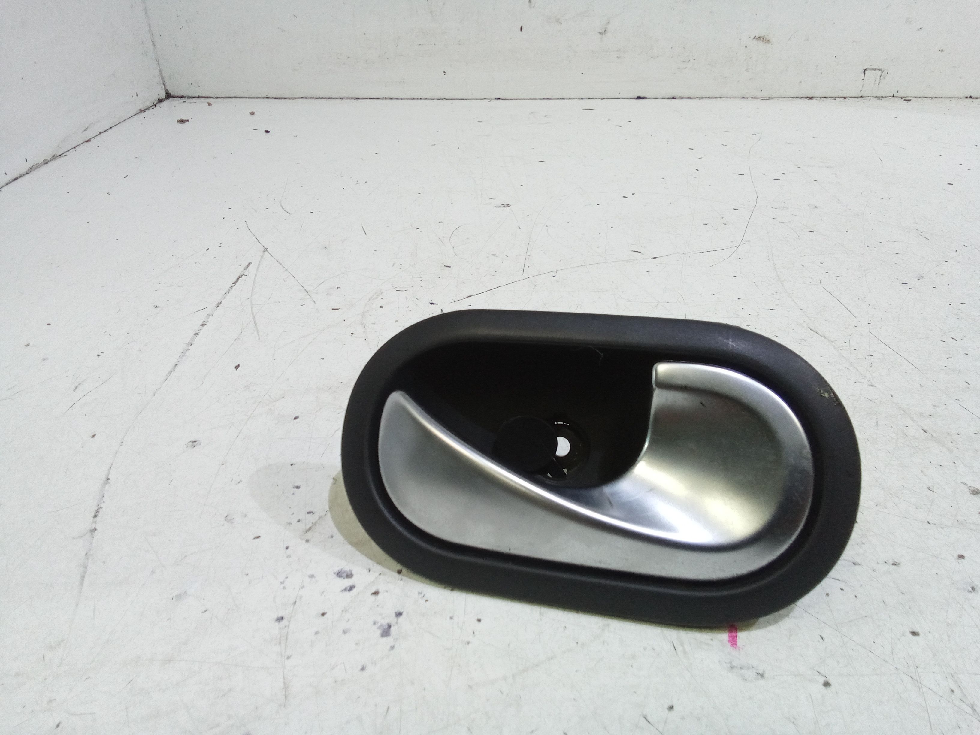 Maniglia Int. Apertura Porta Post. Destro 8200028486 Usato