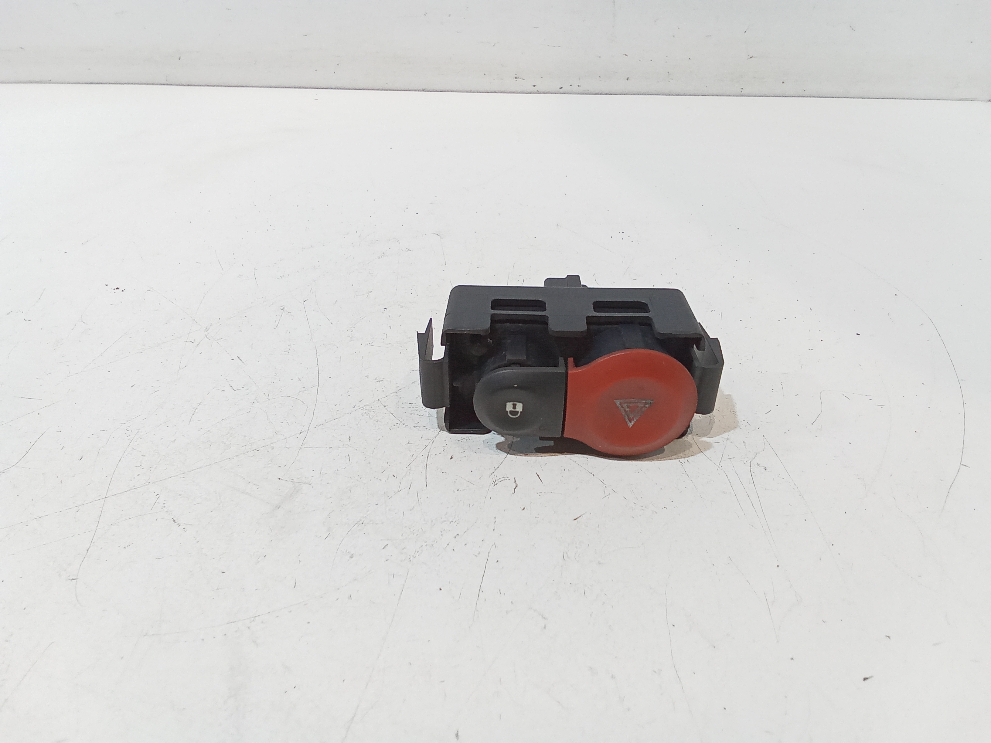 Interruttore Luci Emergenza 252103766R Usato