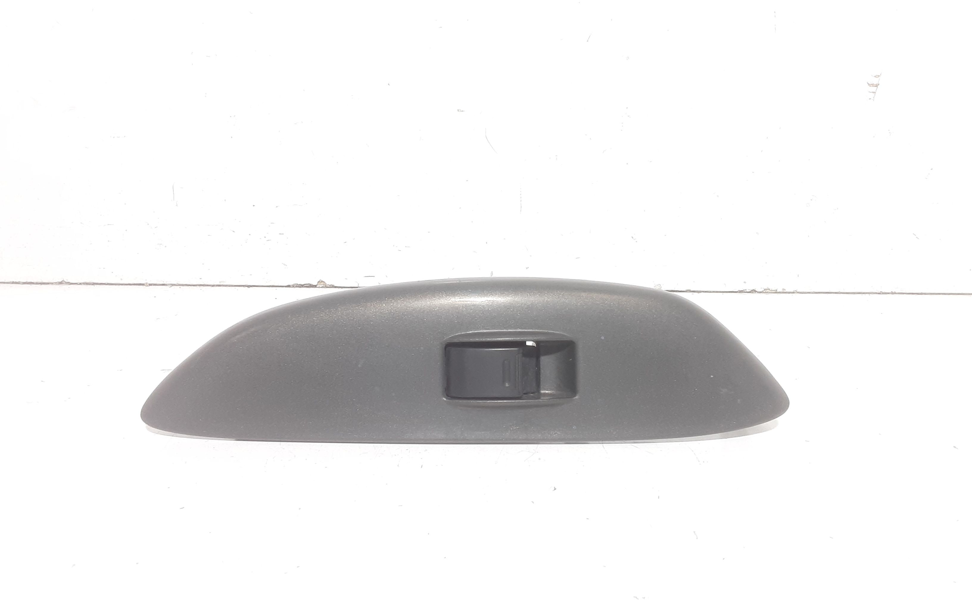 Interruttore Alzacristalli Porta Ant. Destro 848100D010 Usato