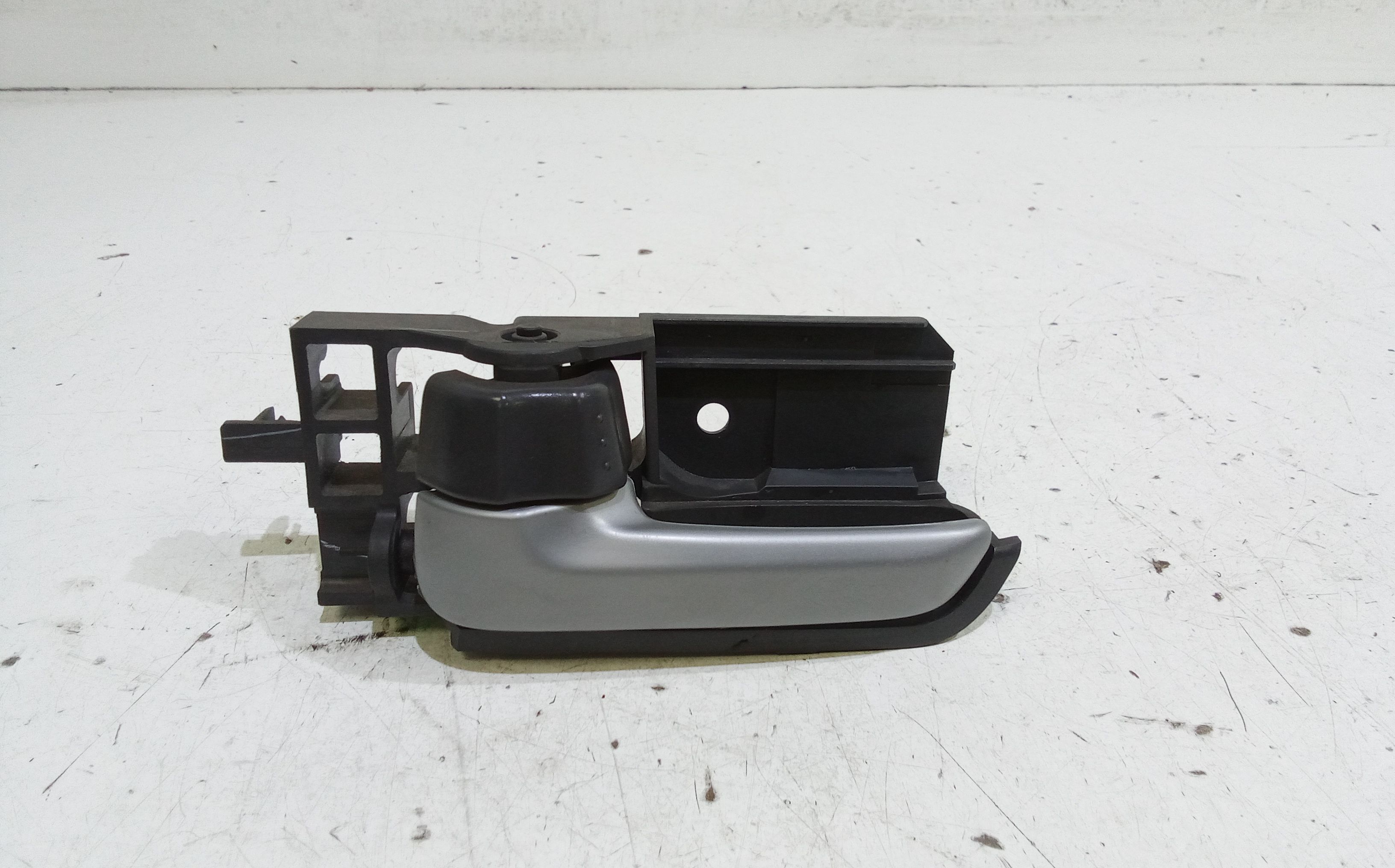 Maniglia Int. Apertura Porta Post. Sinistro 806714A00F Usato