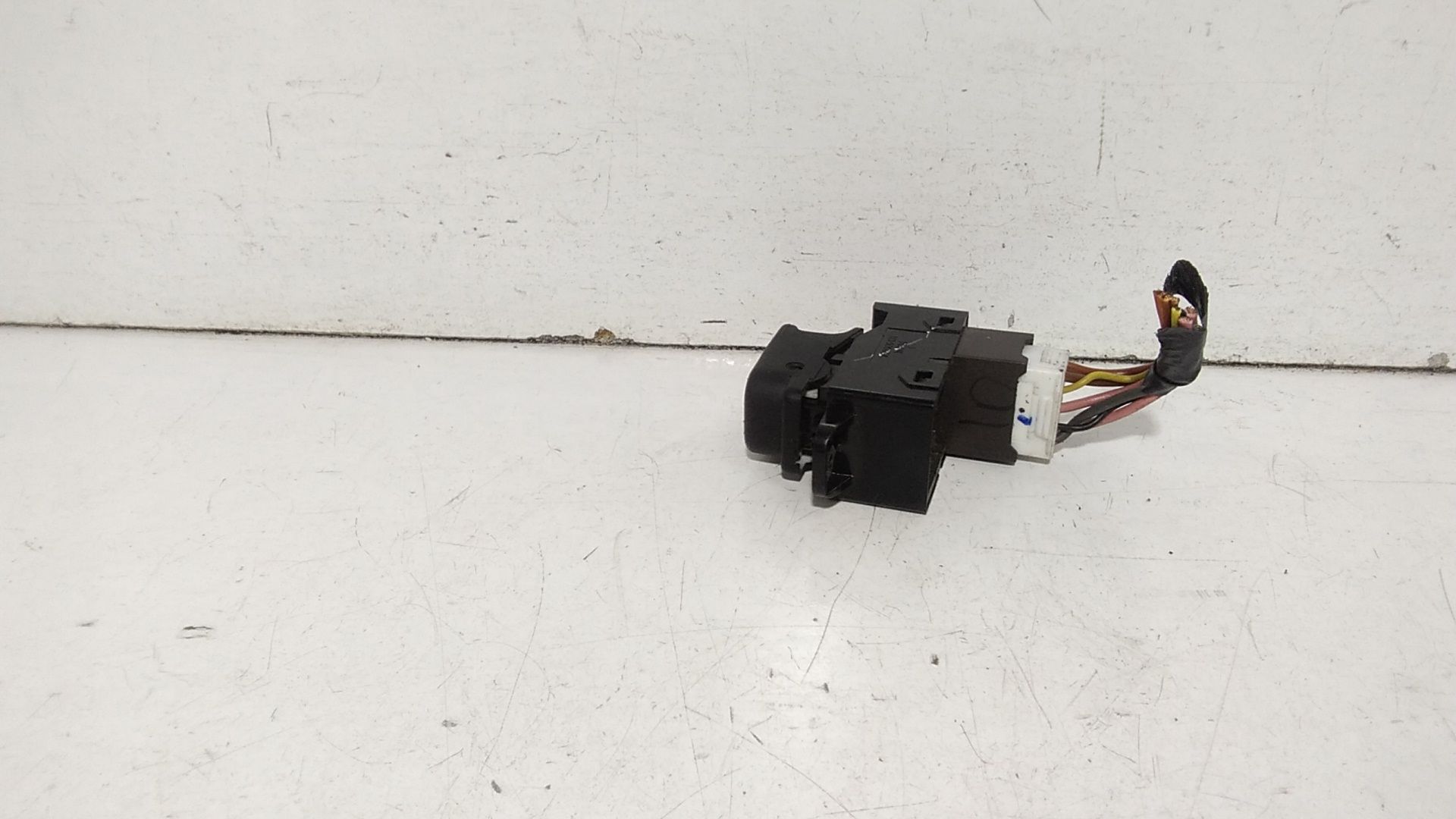 Interruttore Alzacristalli Porta Post. Sinistro 935801J0009P Usato