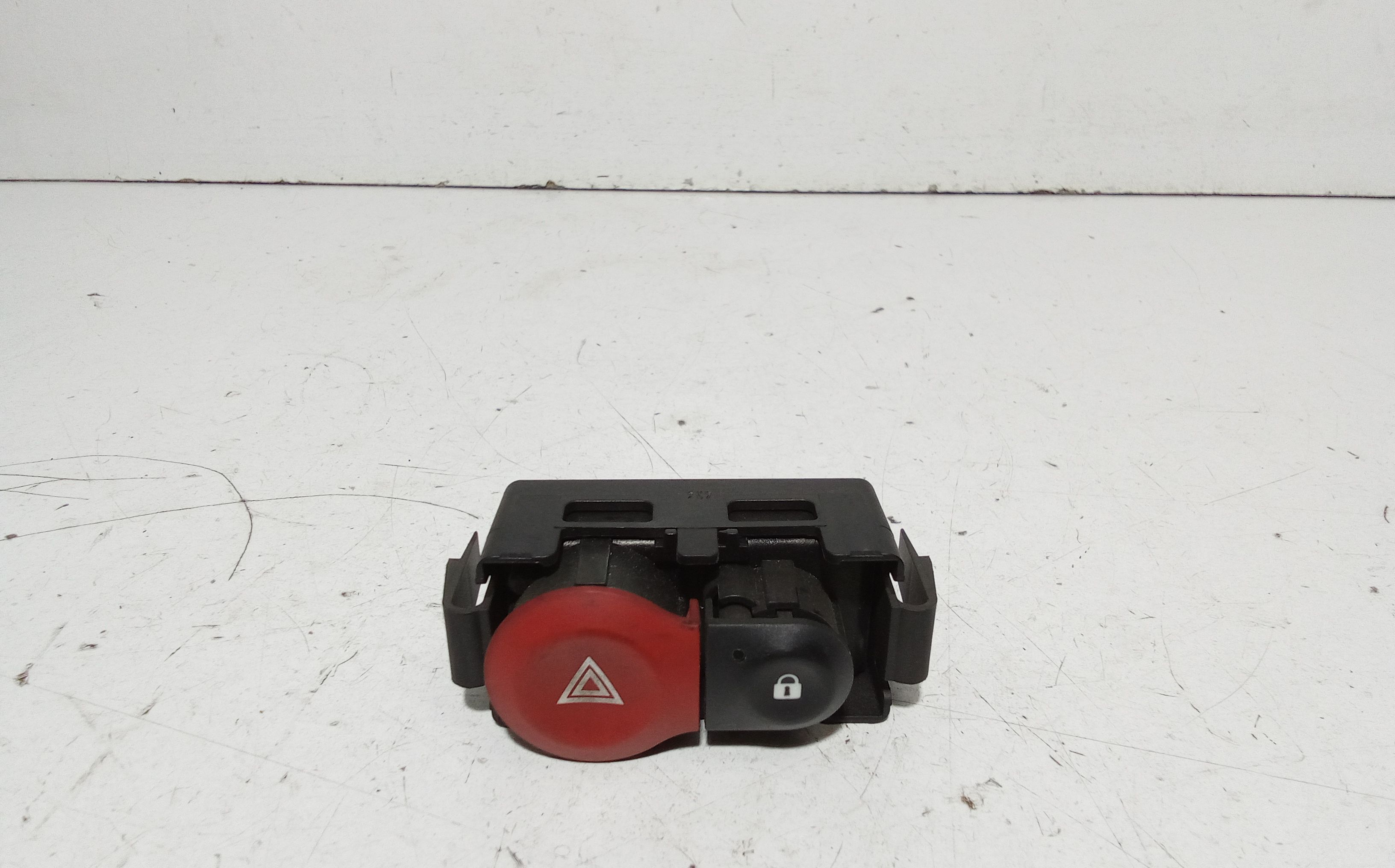 Interruttore Luci Emergenza 252103766R Usato