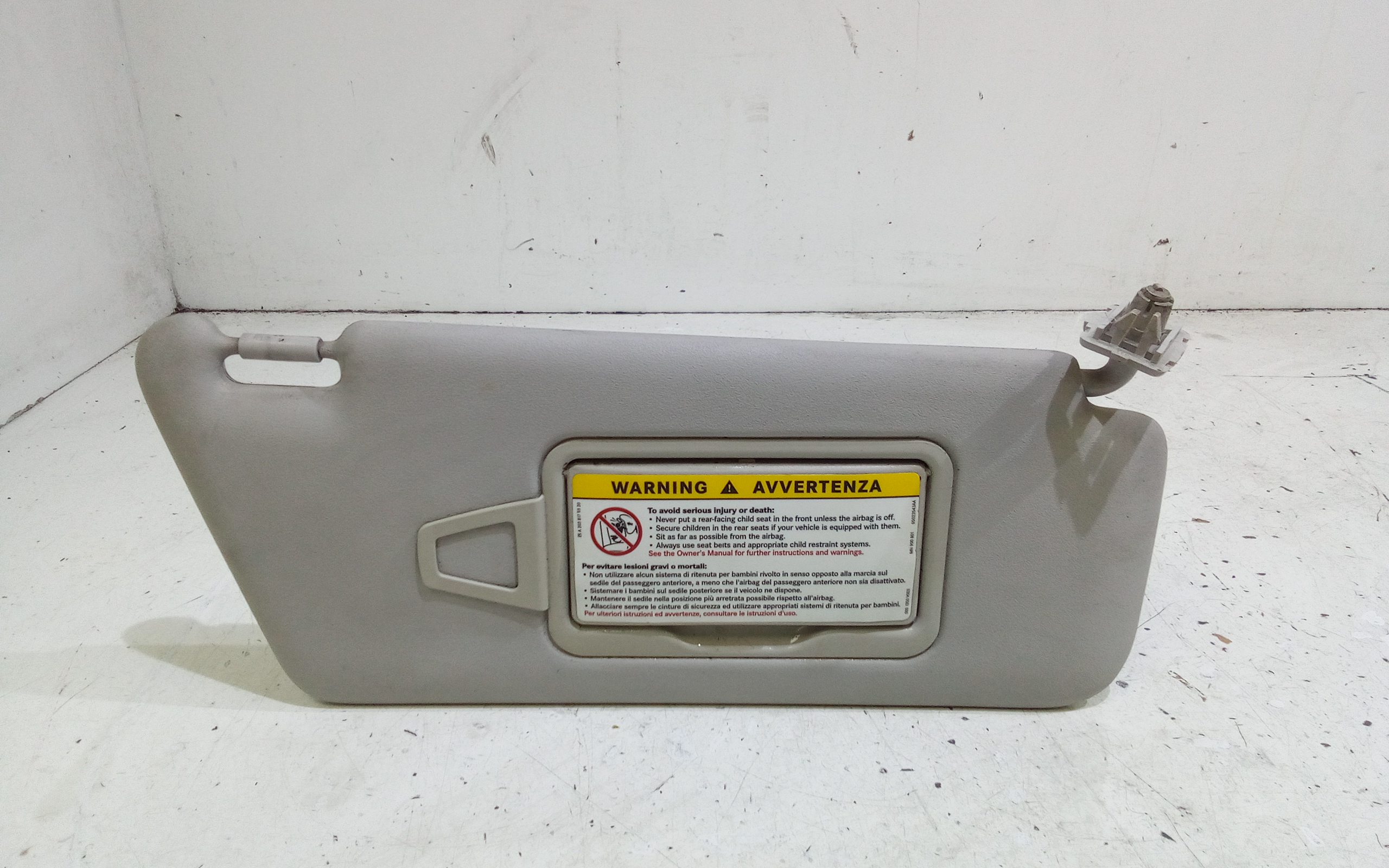 Aletta Parasole Parabrezza Destro A16981002107H48 Usato