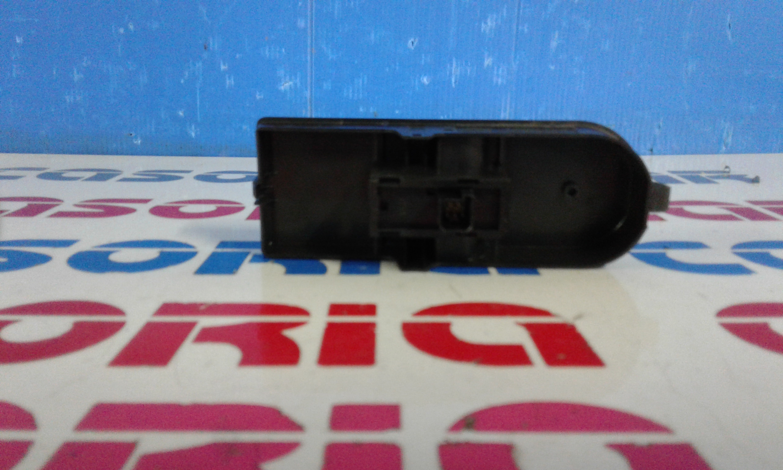 Interruttore Alzacristalli Porta Ant. Destro 13228881 Usato