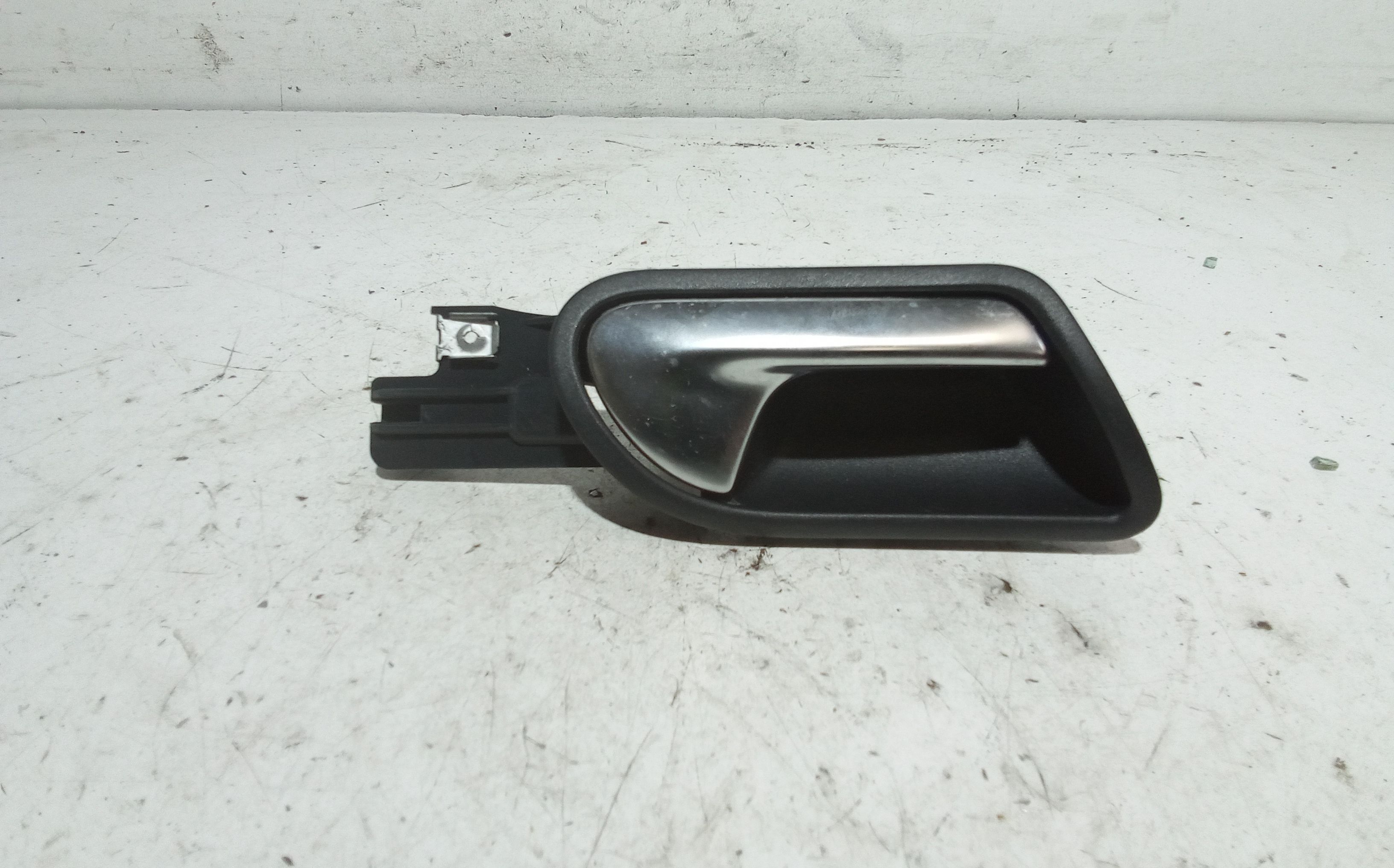 Maniglia Int. Apertura Porta Post. Destro 1K4839114BUAQ Usato