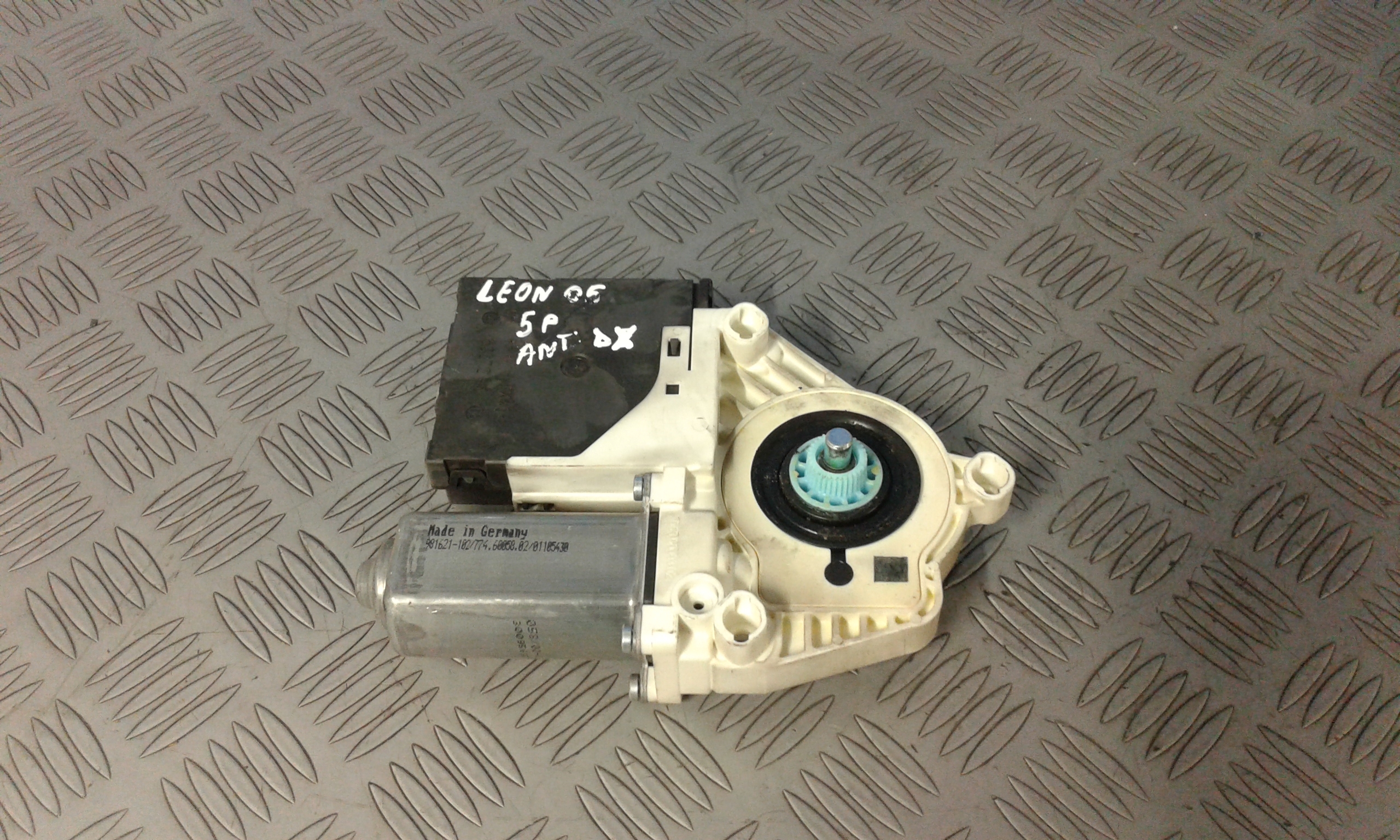 Motorino Alzacristallo Porta Ant. Destro 3C8959702Z01 Usato