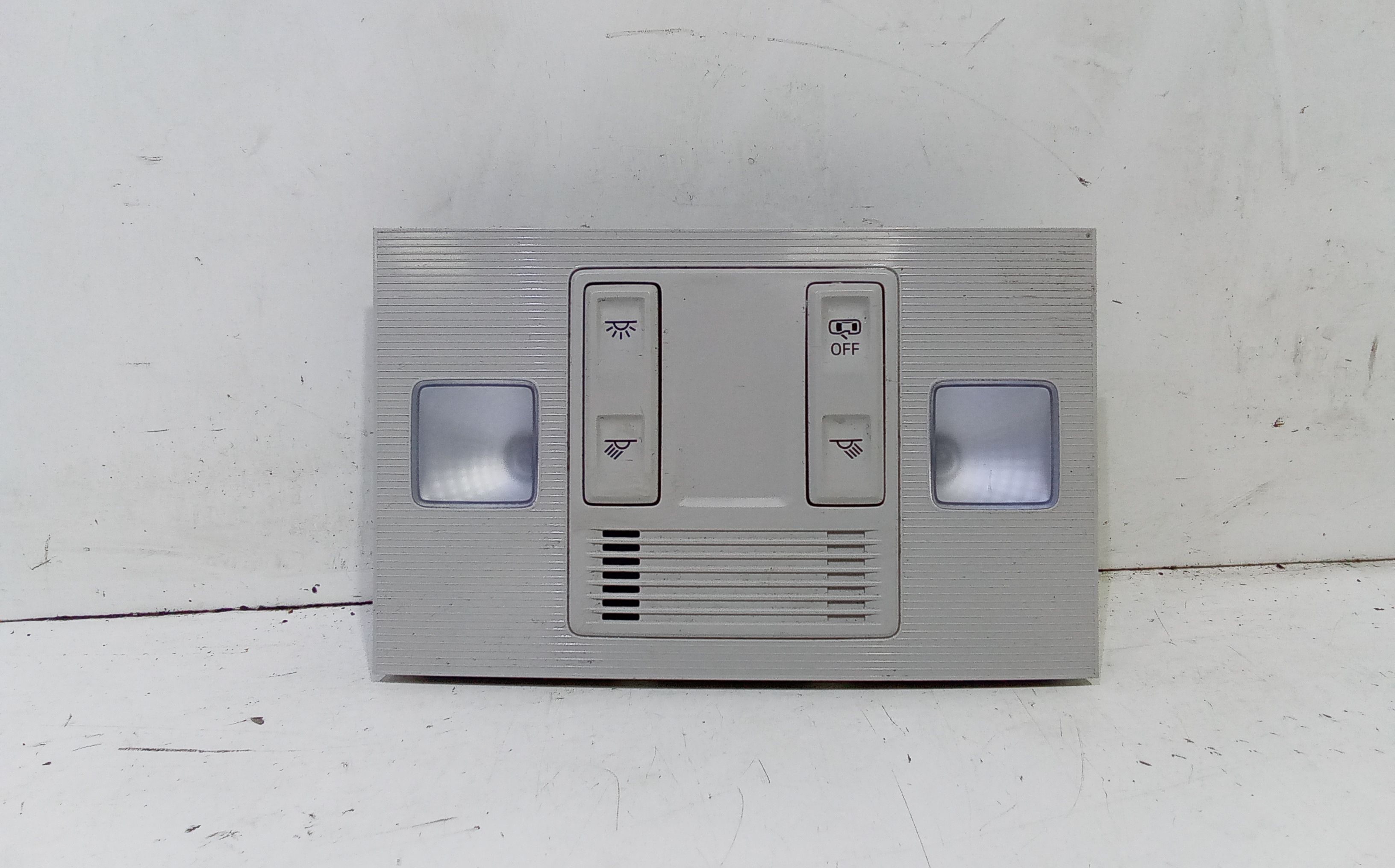 Luce Cortesia Ant. Tetto 2GA947105AADNR Usato