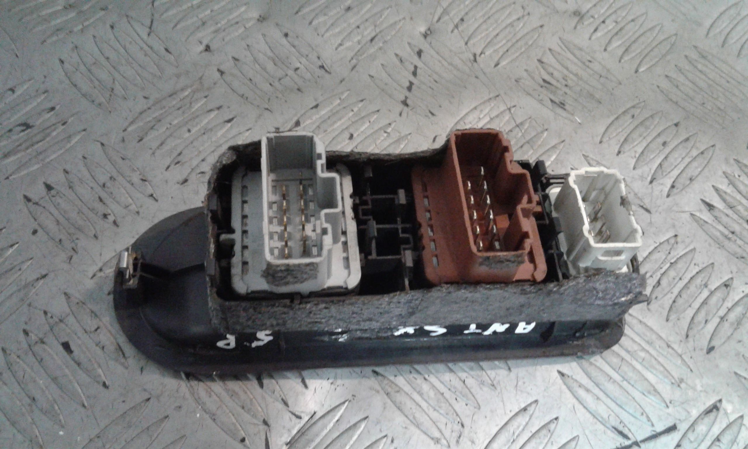 Interruttore Alzacristalli Porta Ant. Sinistro 8200107772 Usato