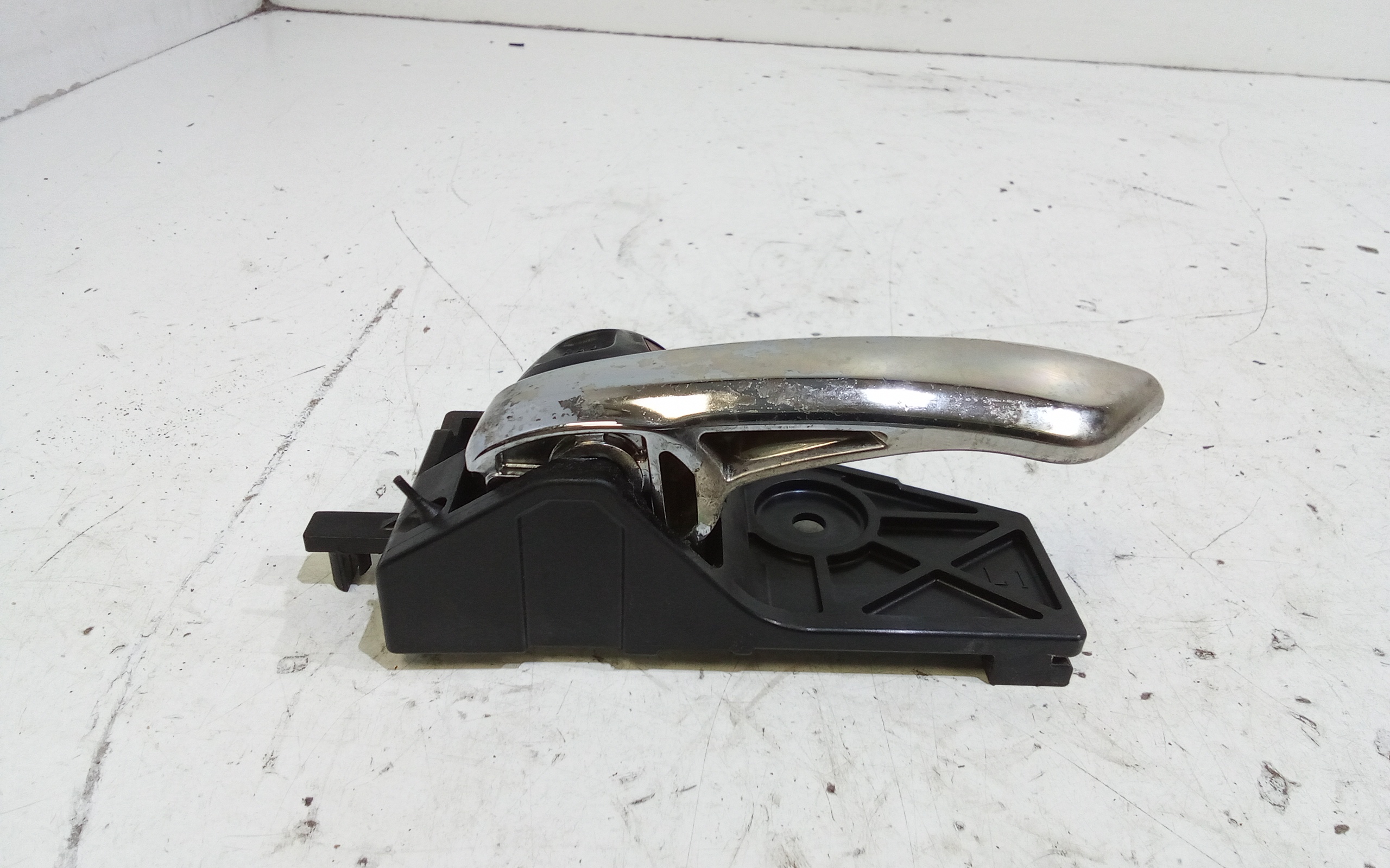 Maniglia Int. Apertura Porta Ant. Sinistro 8313057L20C48 Usato