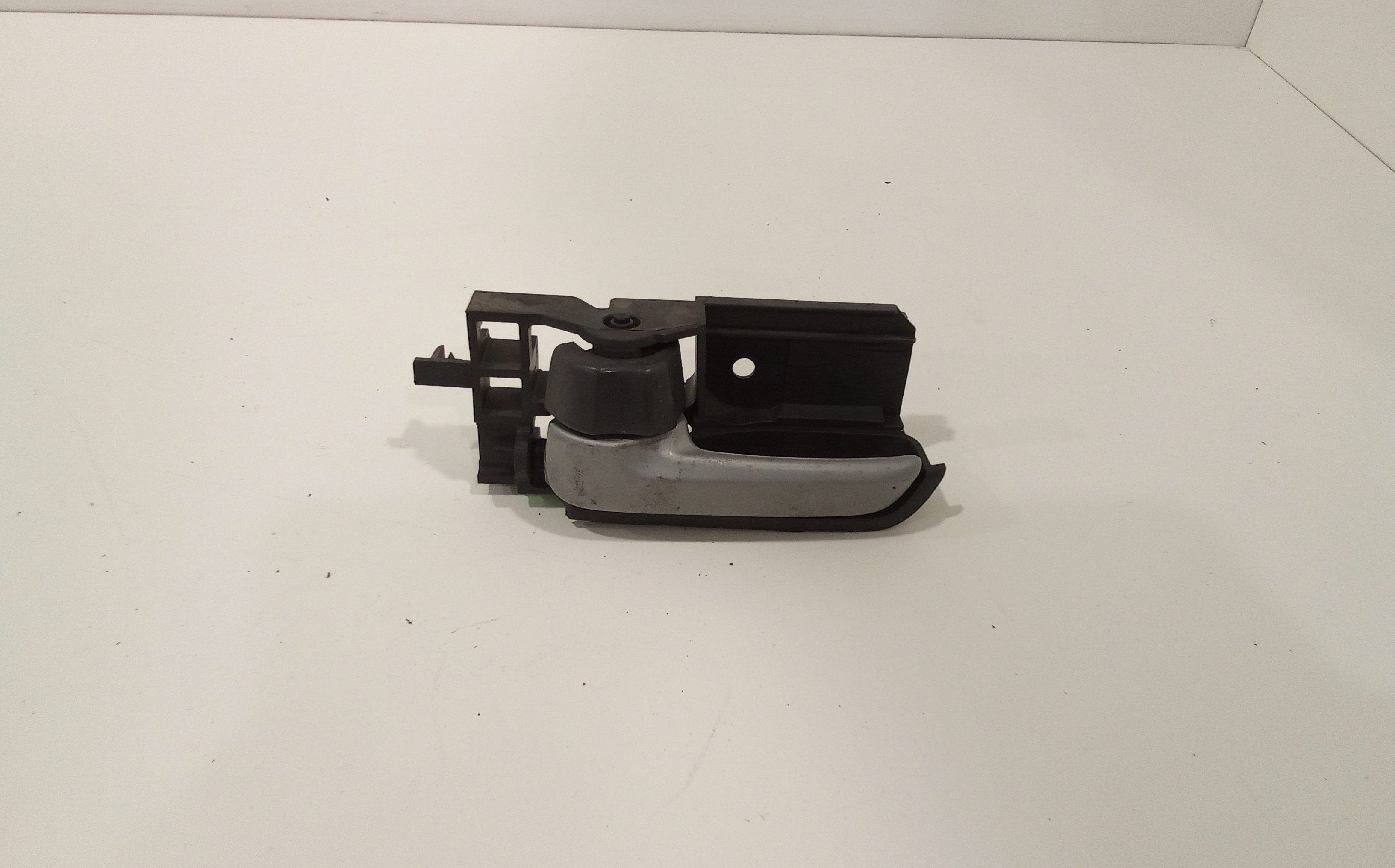 Maniglia Int. Apertura Porta Ant. Sinistro 806714A00F Usato