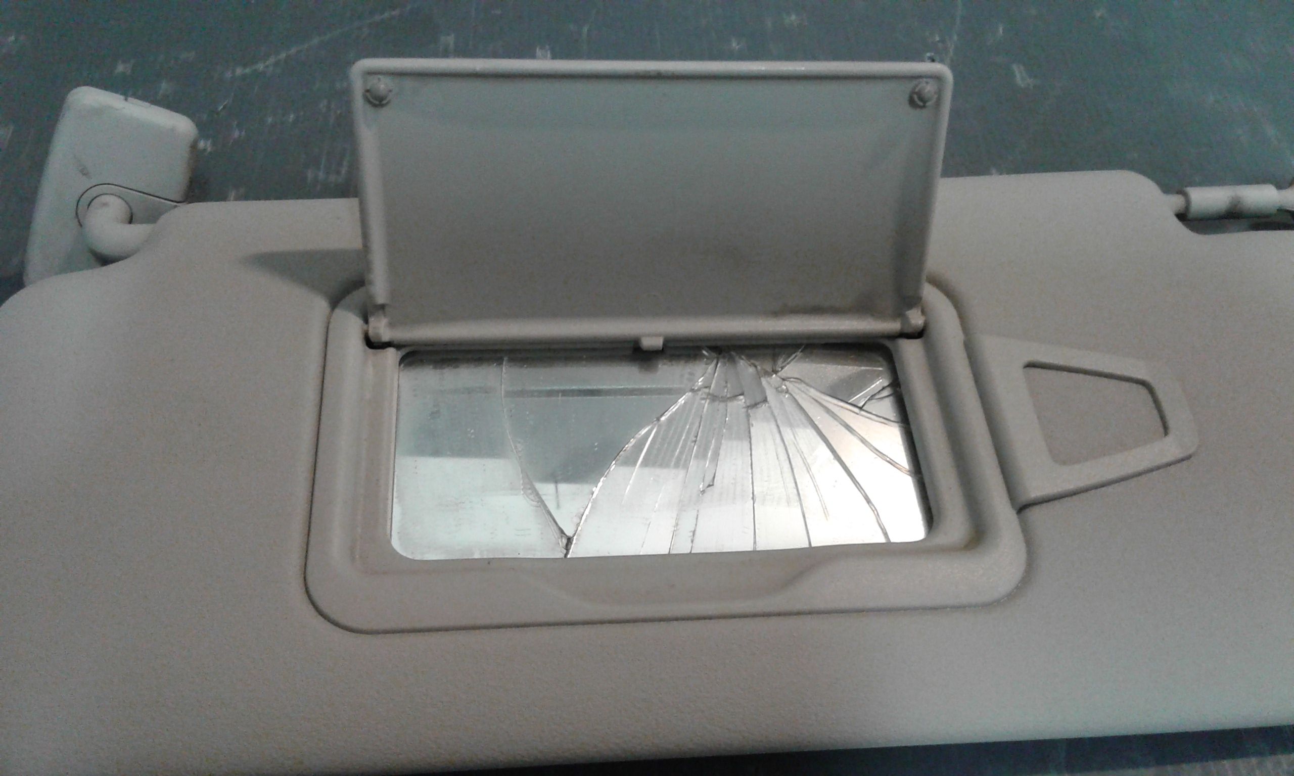 Aletta Parasole Parabrezza Sinistro A16981001107H48 Usato