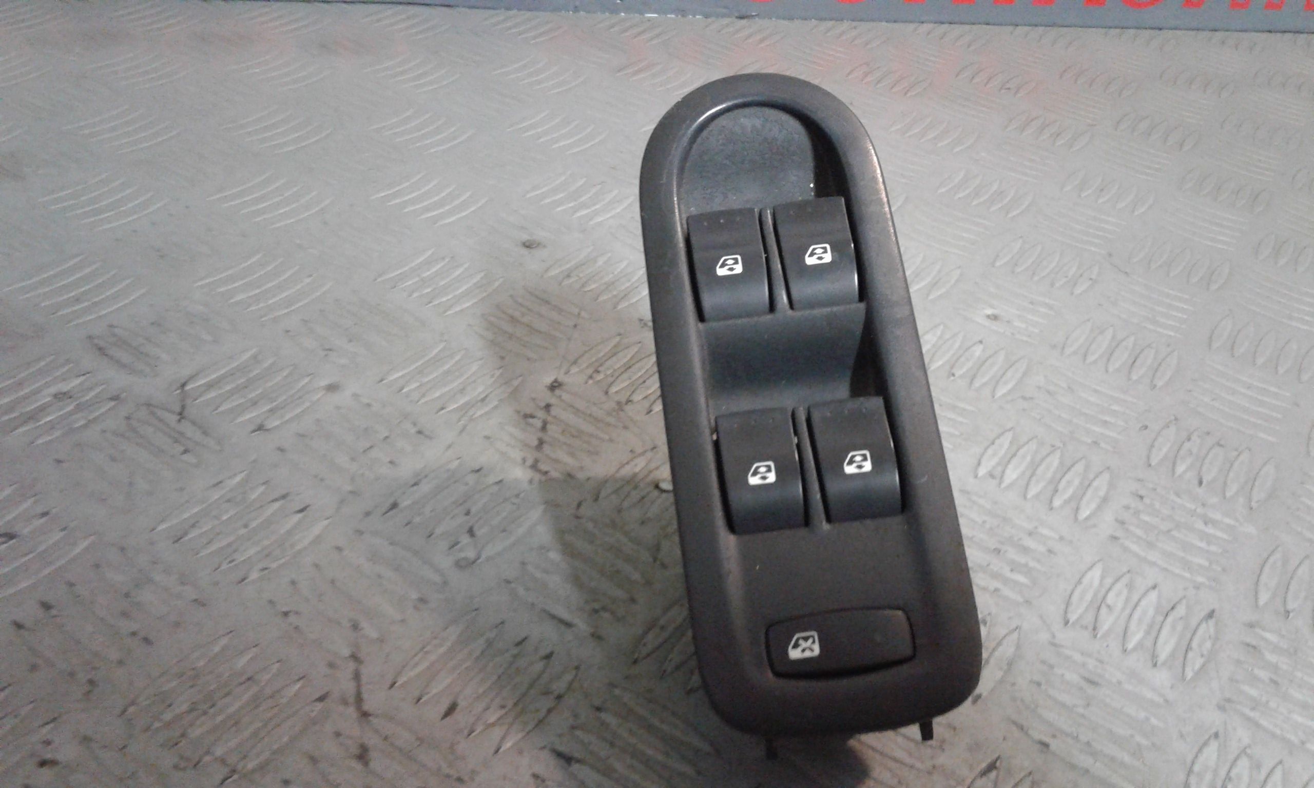 Interruttore Alzacristalli Porta Ant. Sinistro 8200107772 Usato