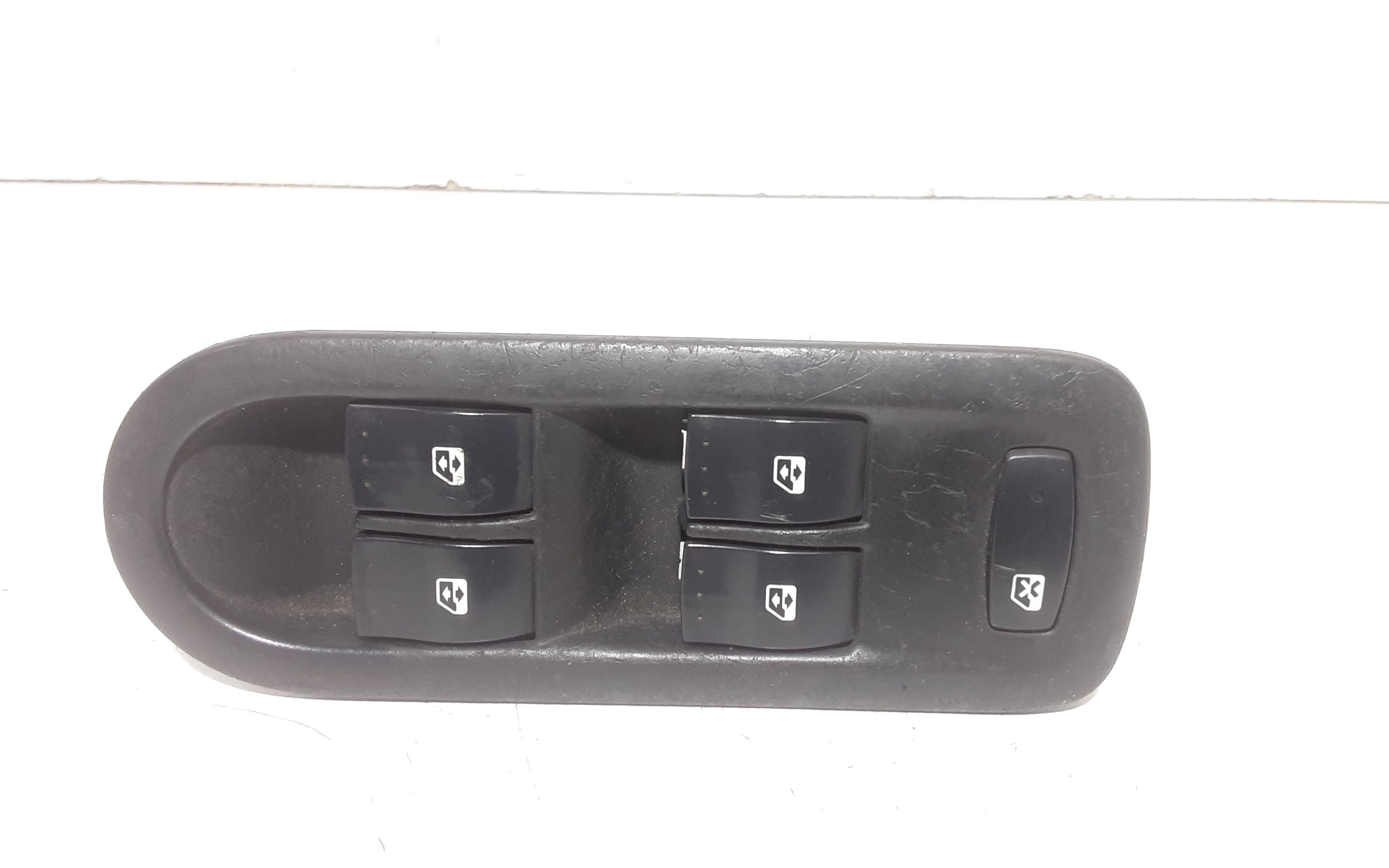 Interruttore Alzacristalli Porta Ant. Sinistro 8200107772 Usato