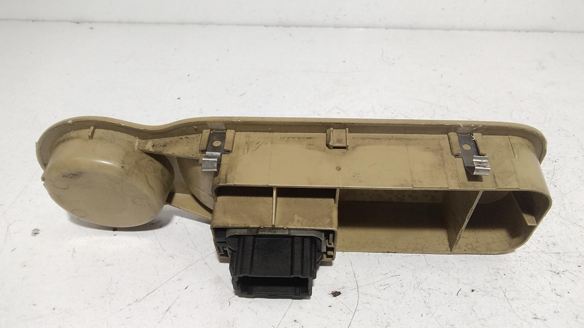 Interruttore Alzacristalli Porta Ant. Destro 8200214936 Usato