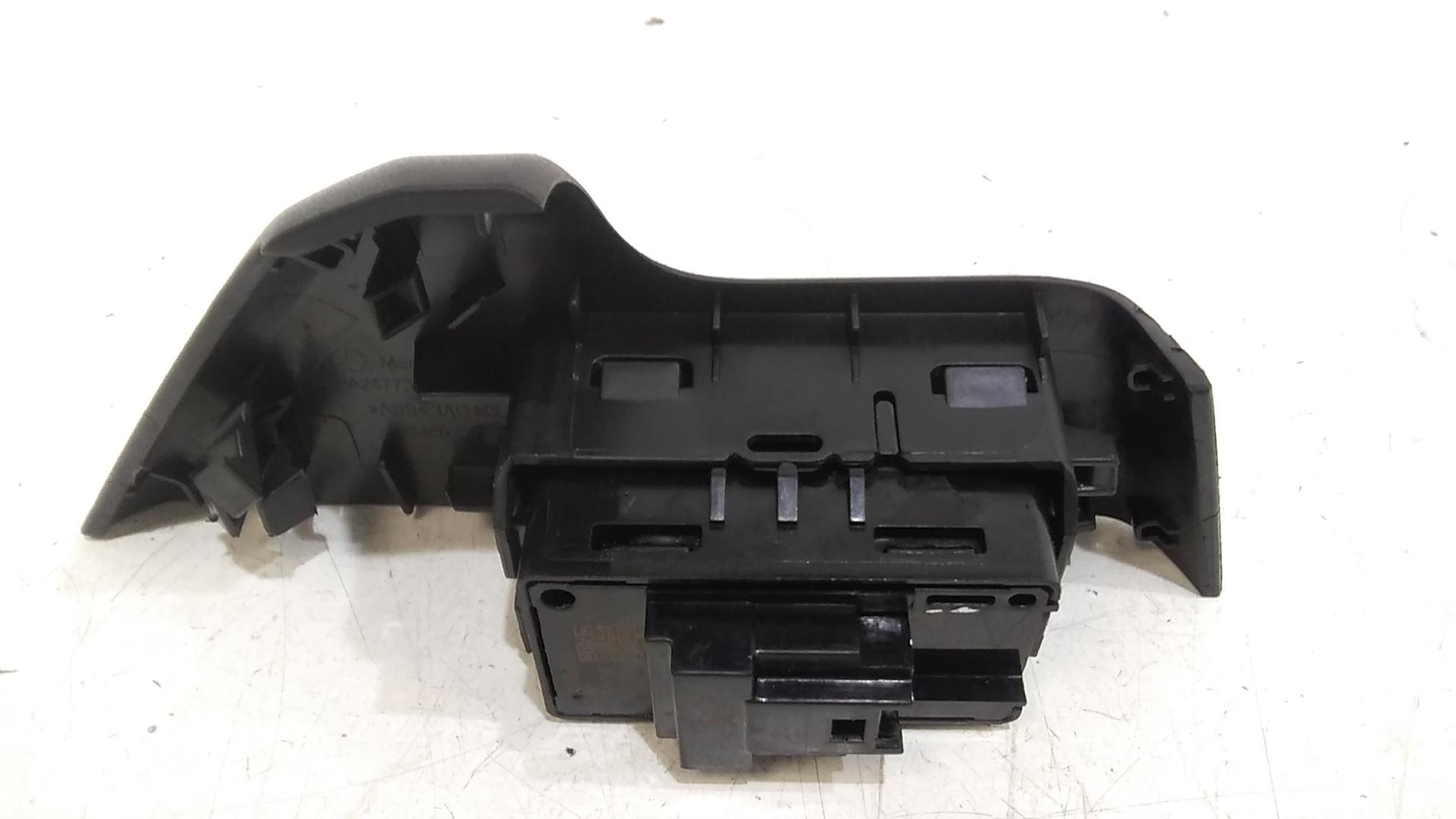 Interruttore Alzacristalli Porta Post. Destro A16790502019051 Usato