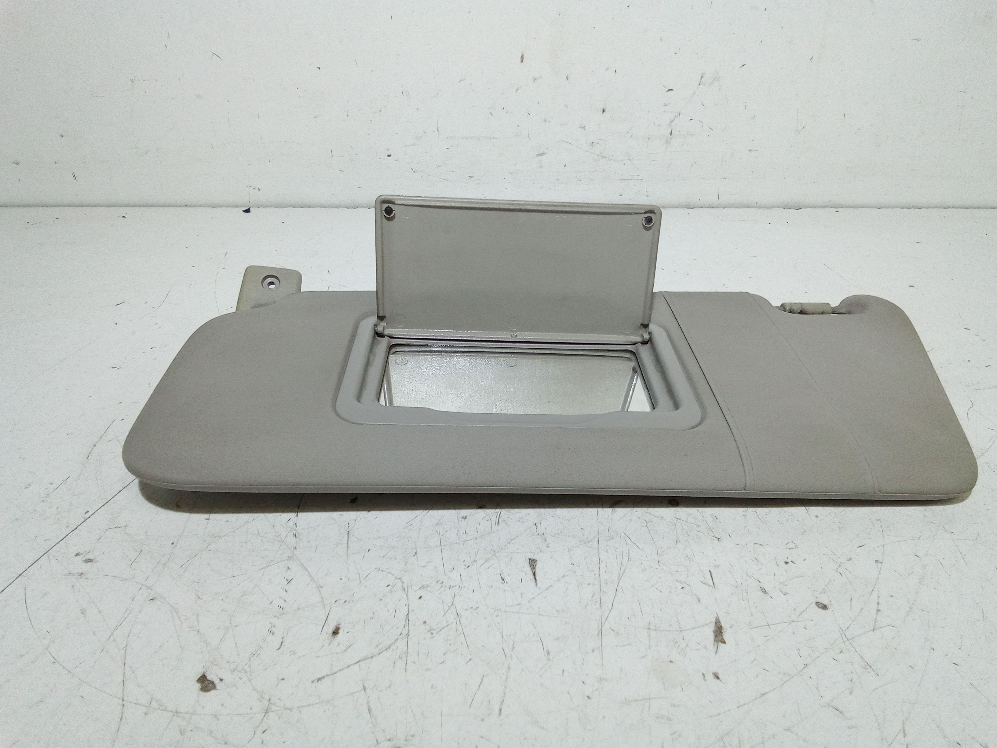 Aletta Parasole Parabrezza Sinistro A1688100110 Usato