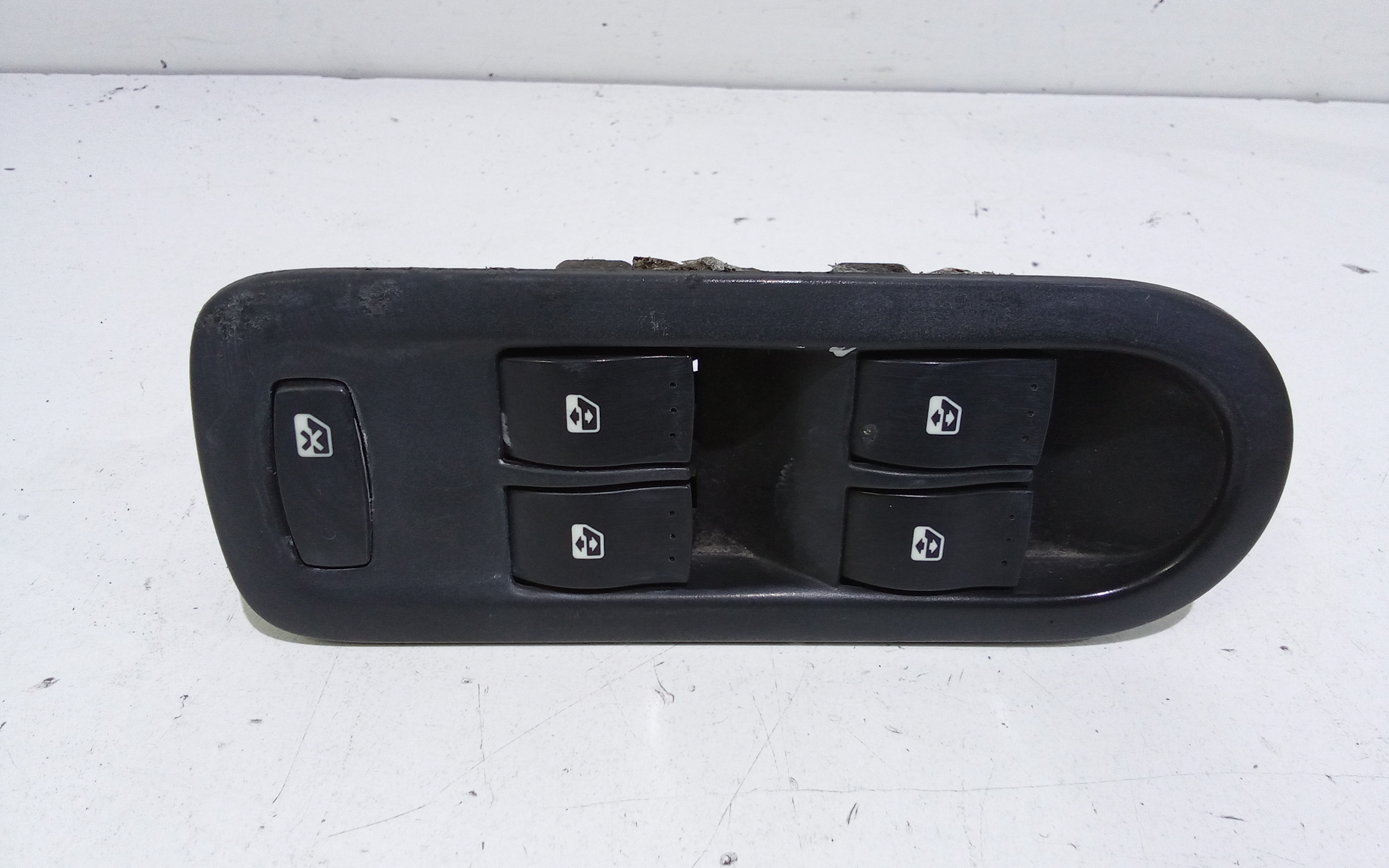 Interruttore Alzacristalli Porta Ant. Sinistro 8200107772 Usato