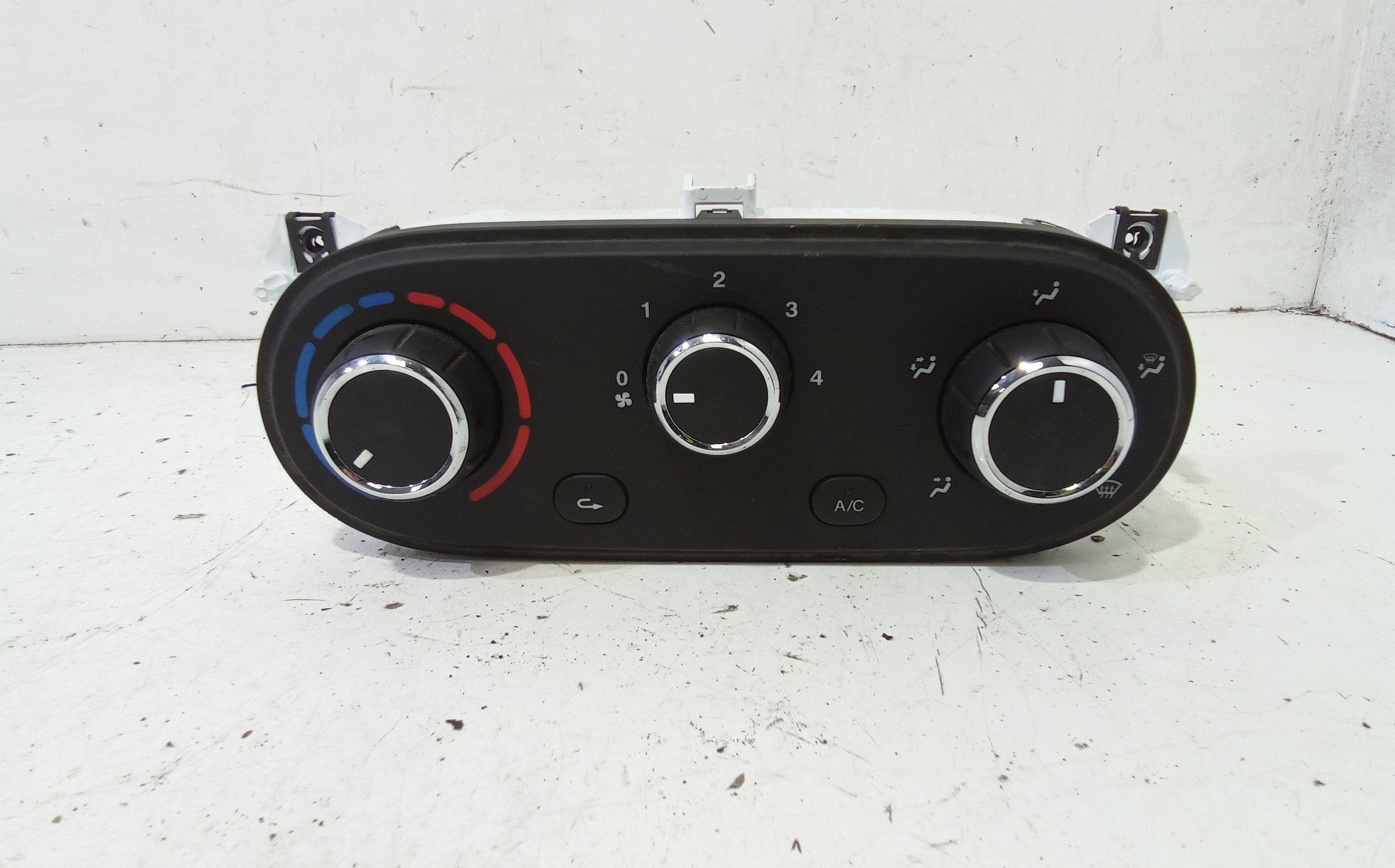 Blocco Comando Climatizzazione 42569389 Usato