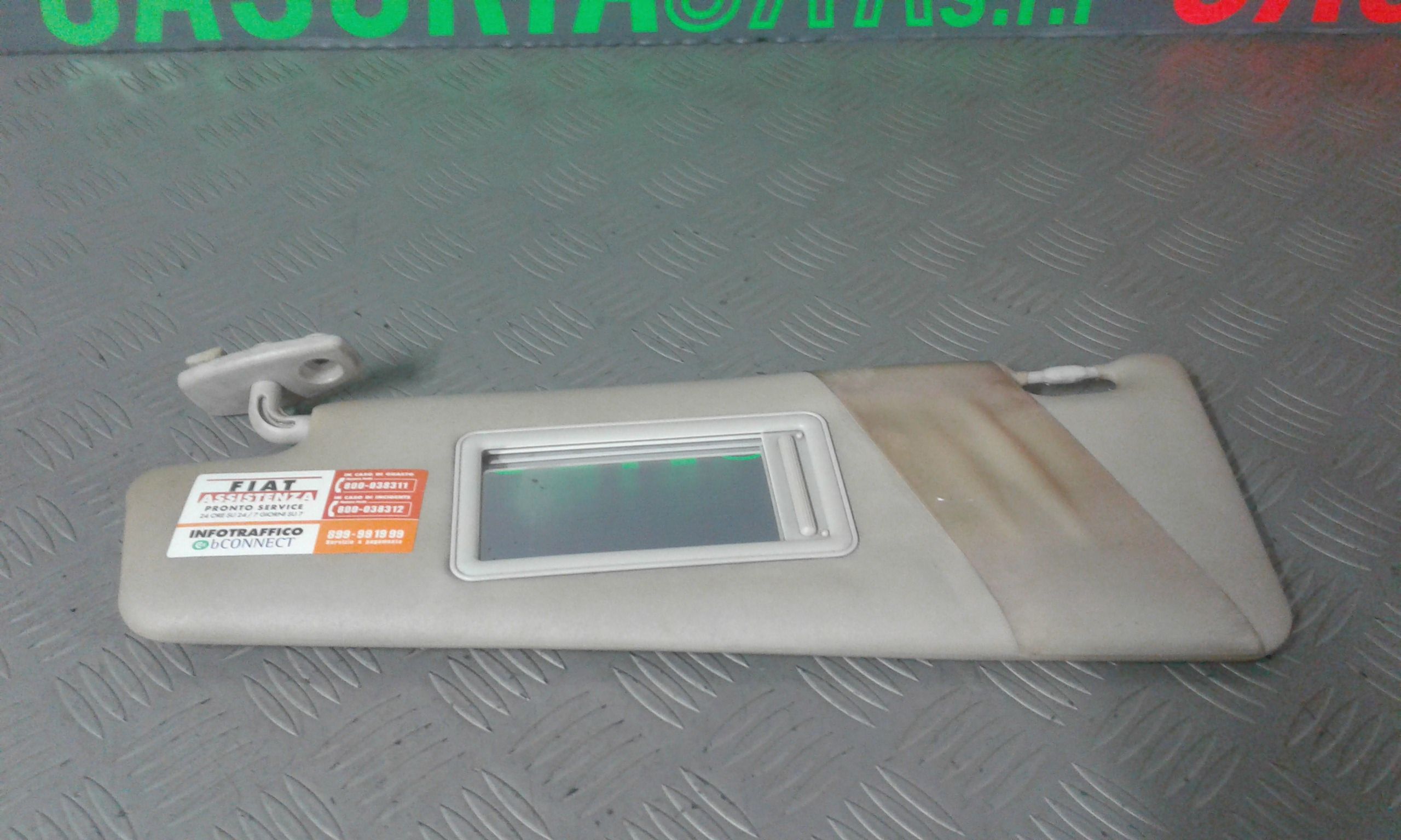 Aletta Parasole Parabrezza Sinistro 735361679 Usato