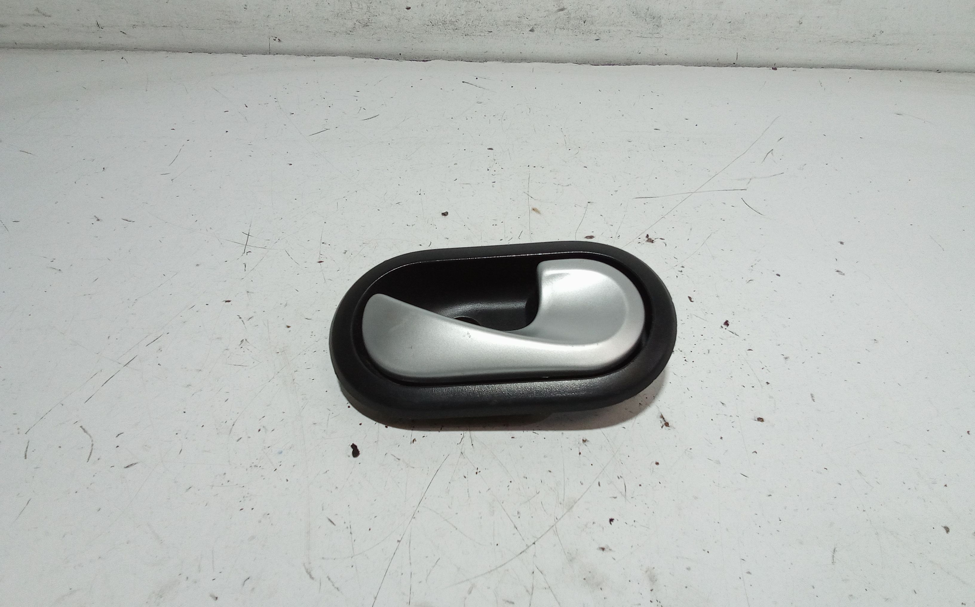 Maniglia Int. Apertura Porta Post. Destro 8200733847 Usato