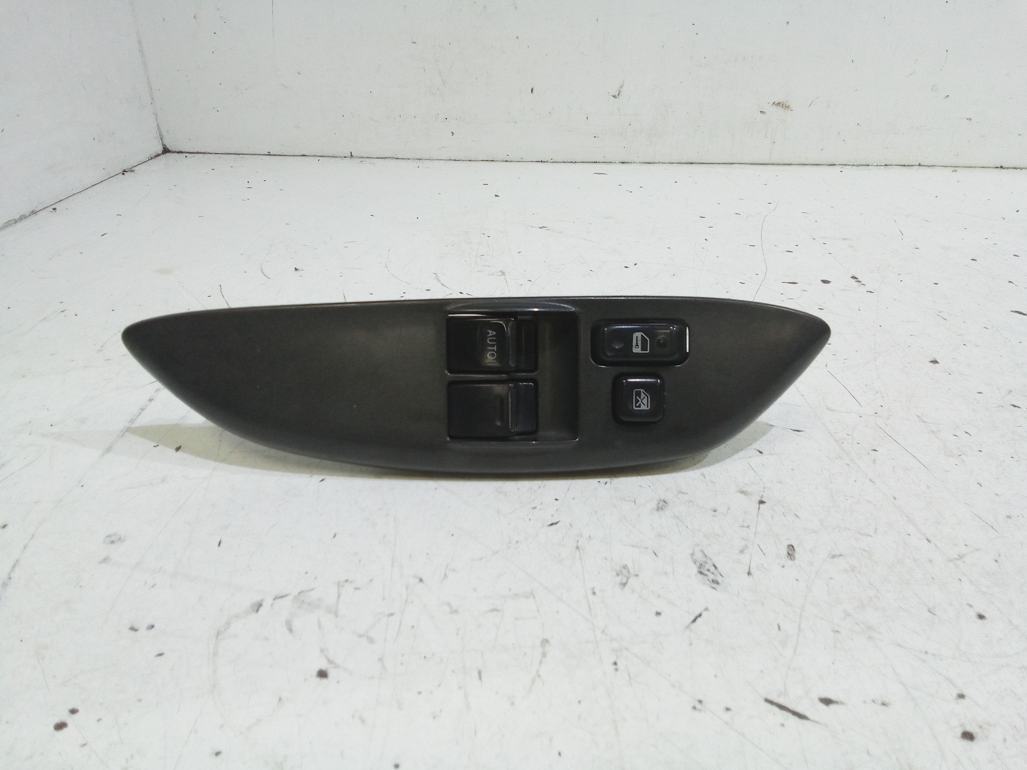 Interruttore Alzacristalli Porta Ant. Sinistro 8482010100 Usato