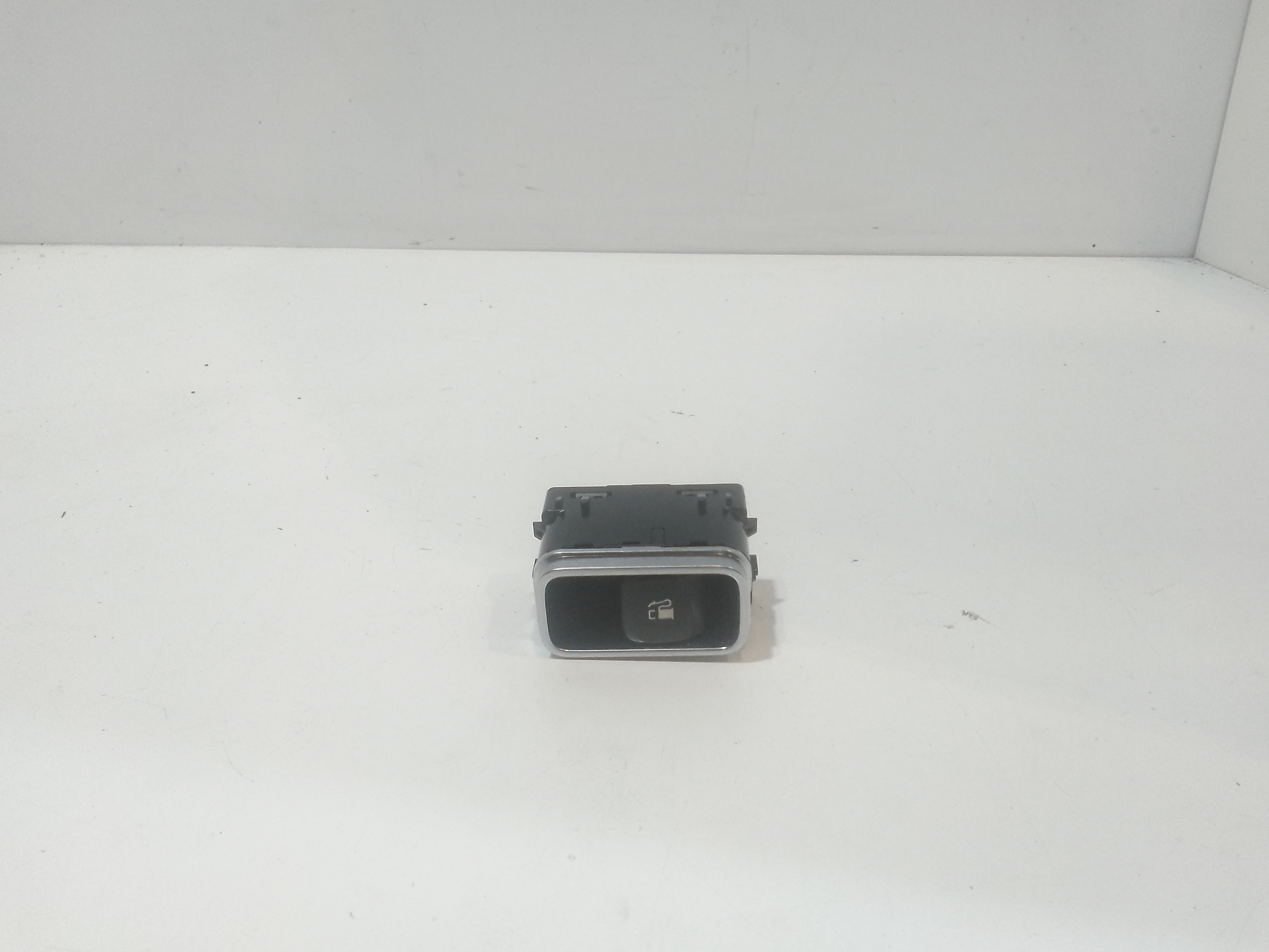 Interruttore Apertura Sportello Carburante Usato