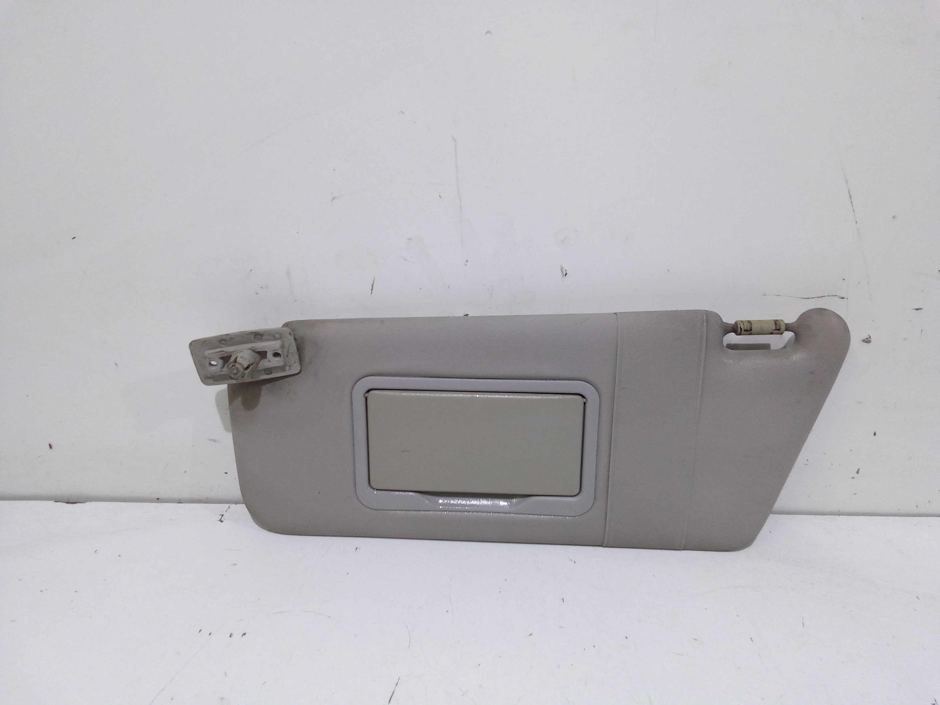 Aletta Parasole Parabrezza Sinistro A1688100110 Usato