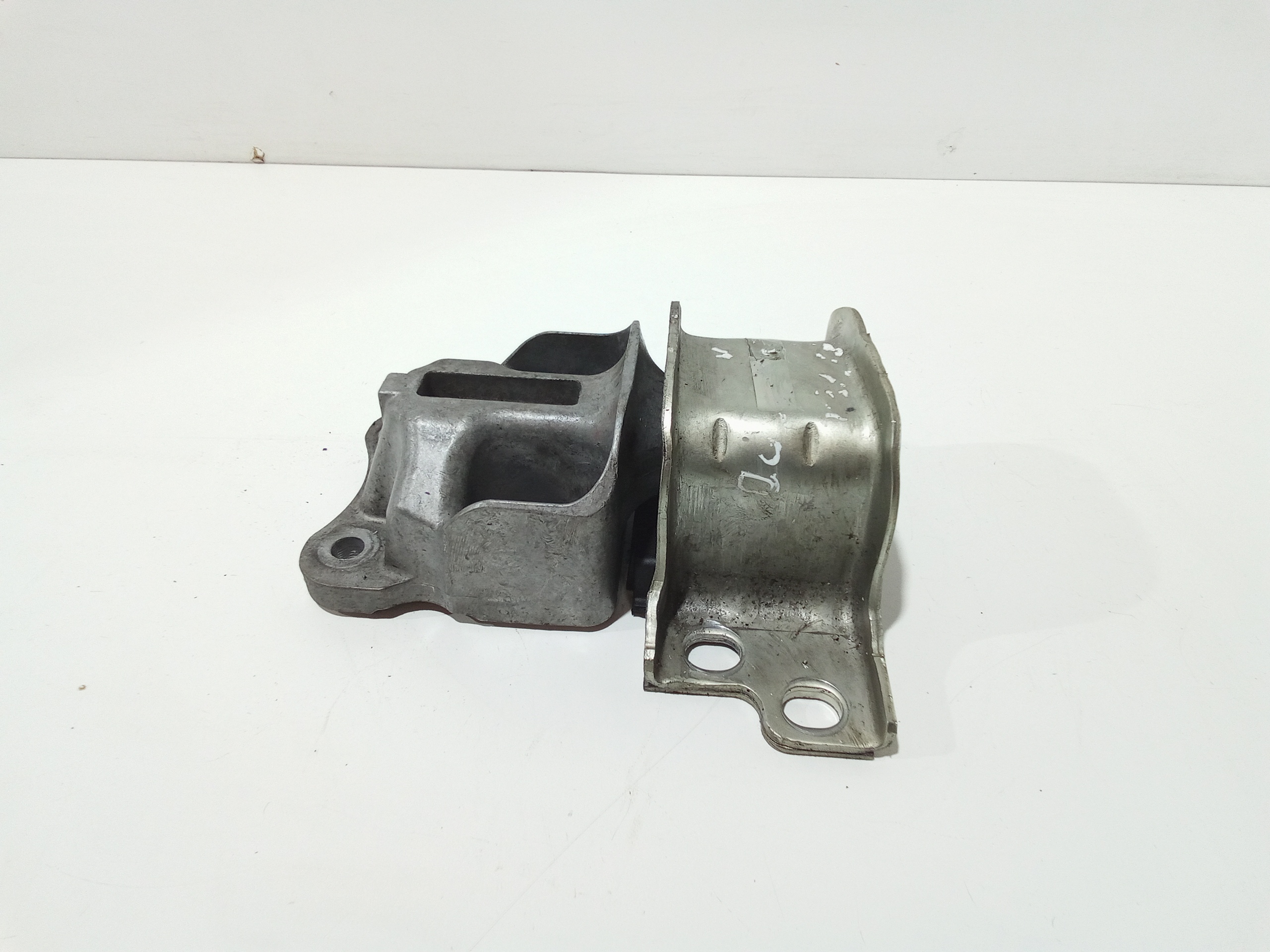 Piastra Alloggiamento Supporto Motore (Con Eventuale Bielletta O Tirante Associato) Usato