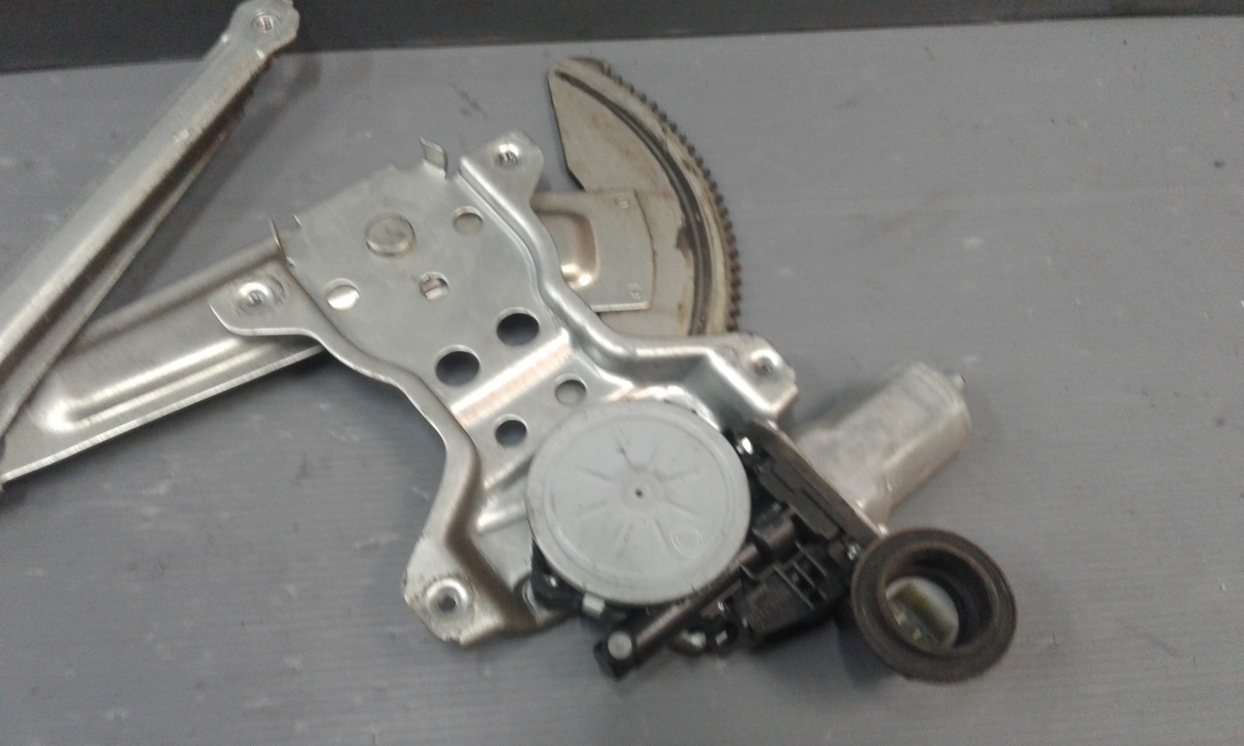 Alzacristallo Porta Ant. Sinistro 8344062J00000 Usato