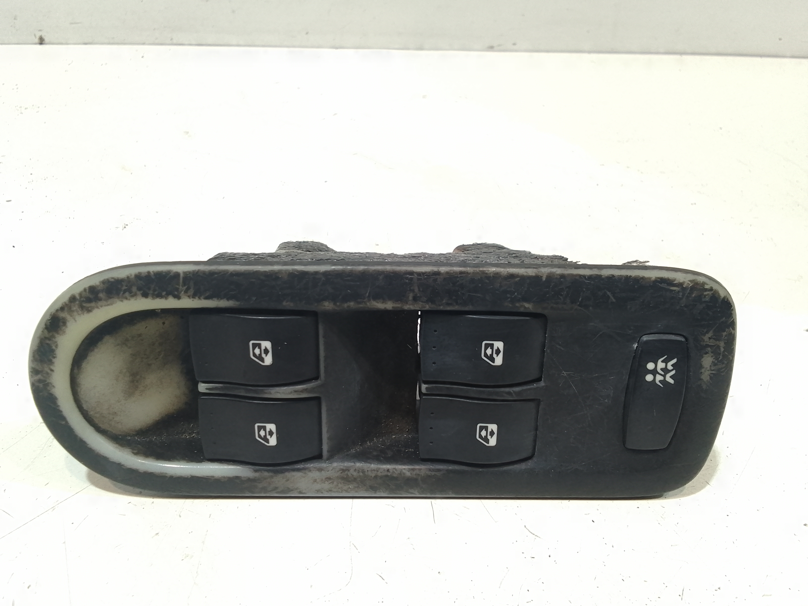 Interruttore Alzacristalli Porta Ant. Sinistro 8200108269 Usato