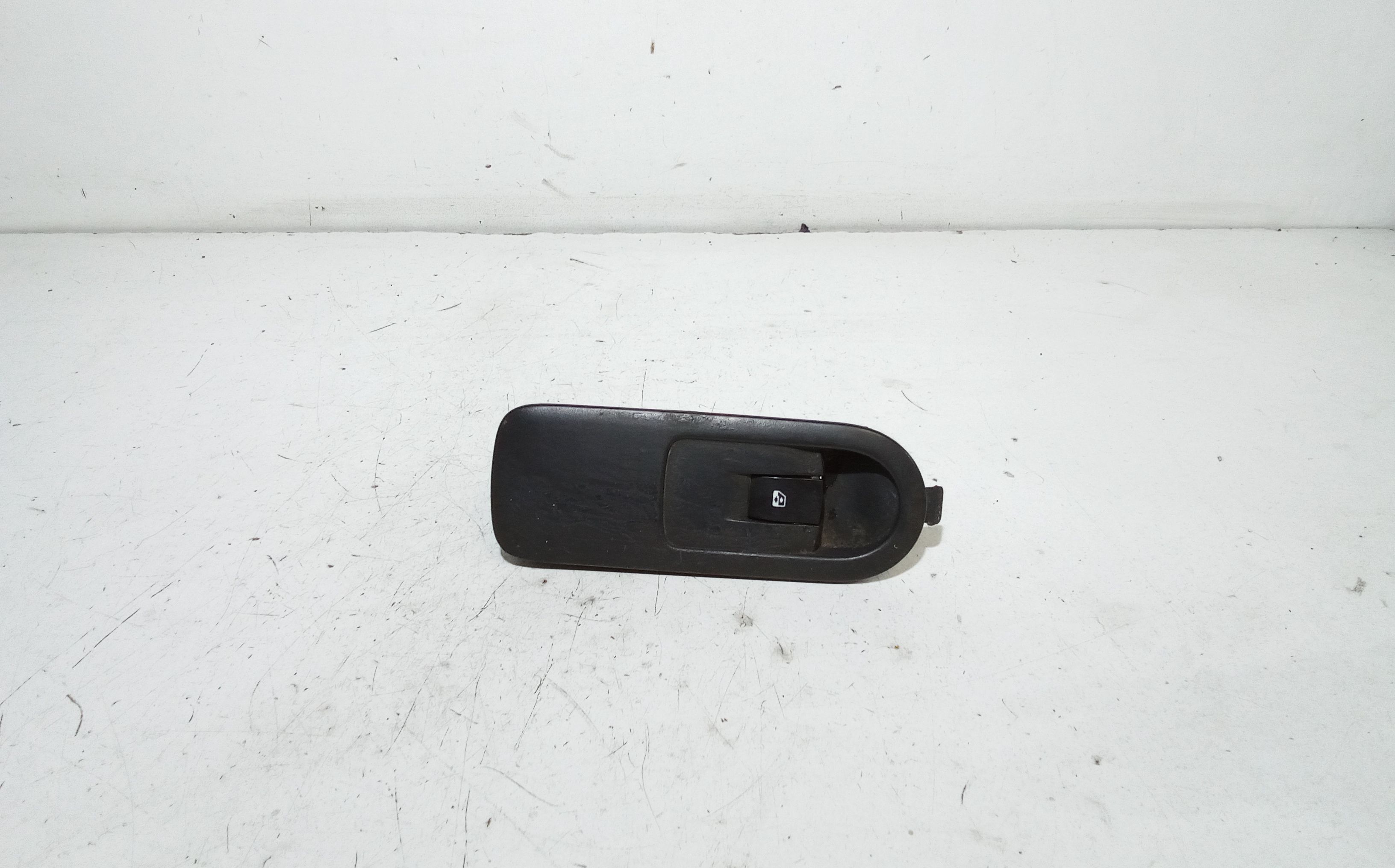 Interruttore Alzacristalli Porta Ant. Destro 8200220511 Usato